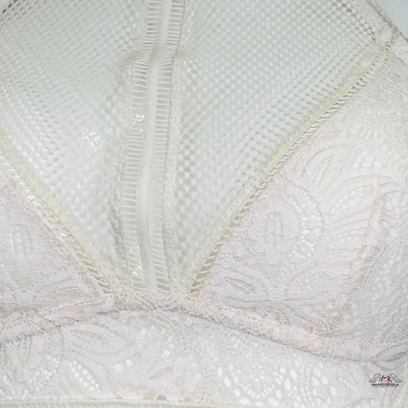 Detail luxusní krajkovou braletkou Victoria’s Secret s kovovými ozdobami a zipem