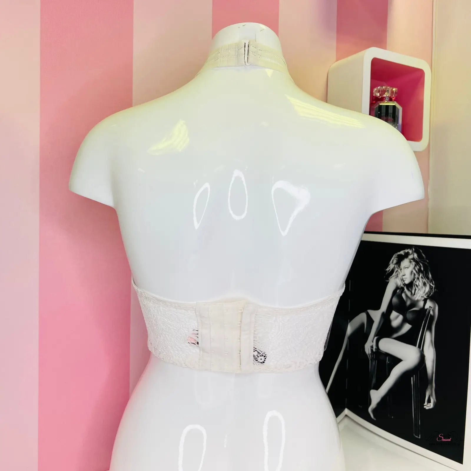 Manekýn s obrázkem ženy na luxusní krajkovou braletkou s kovovými ozdobami