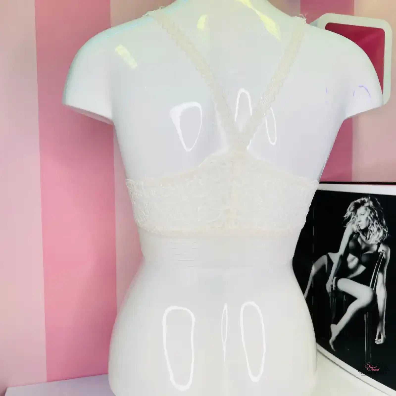 Bílá krajková braletka Victoria’s Secret s květinovým vzorem na modelu