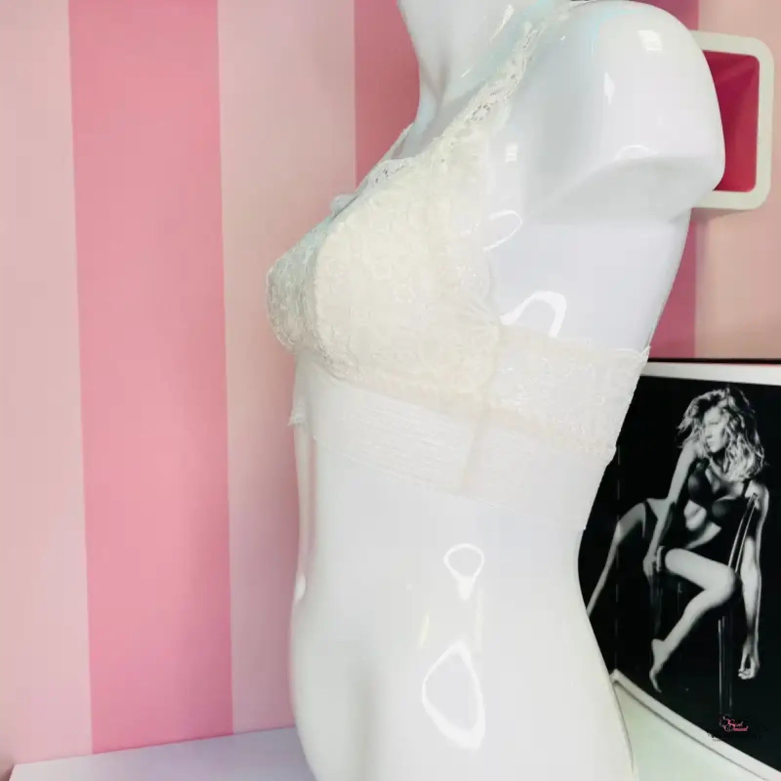 Bílá krajková braletka s květinovým vzorem na figuríně od Victoria’s Secret