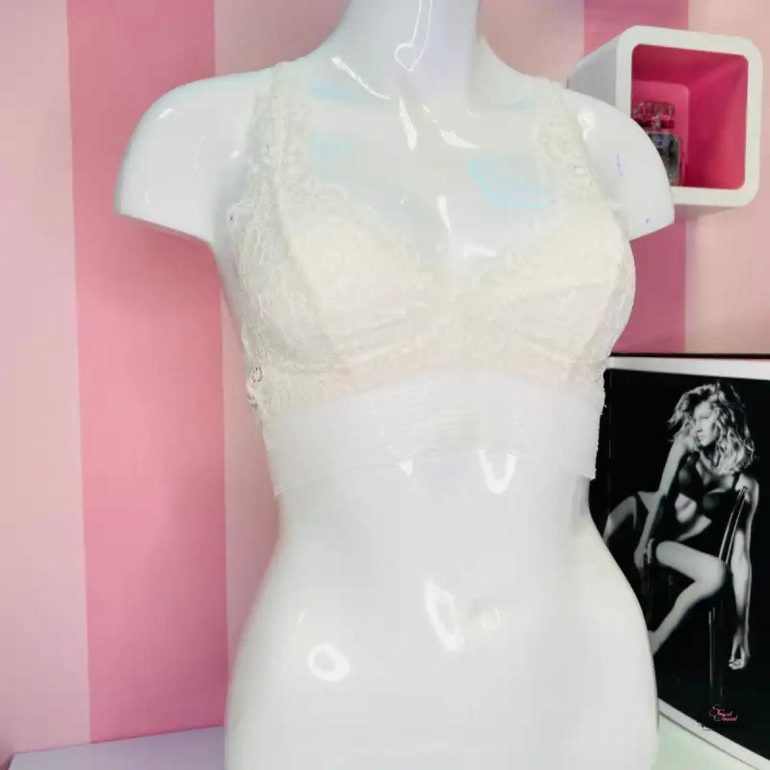 Bílá krajková braletka s květinovým vzorem na figuríně od Victoria’s Secret