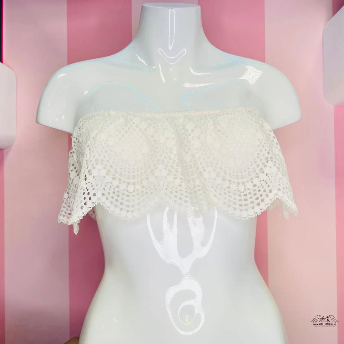 Manek s bílým topem a růžovým pruhovaným pozadím, Victoria’s Secret braletka, každodenní komfort