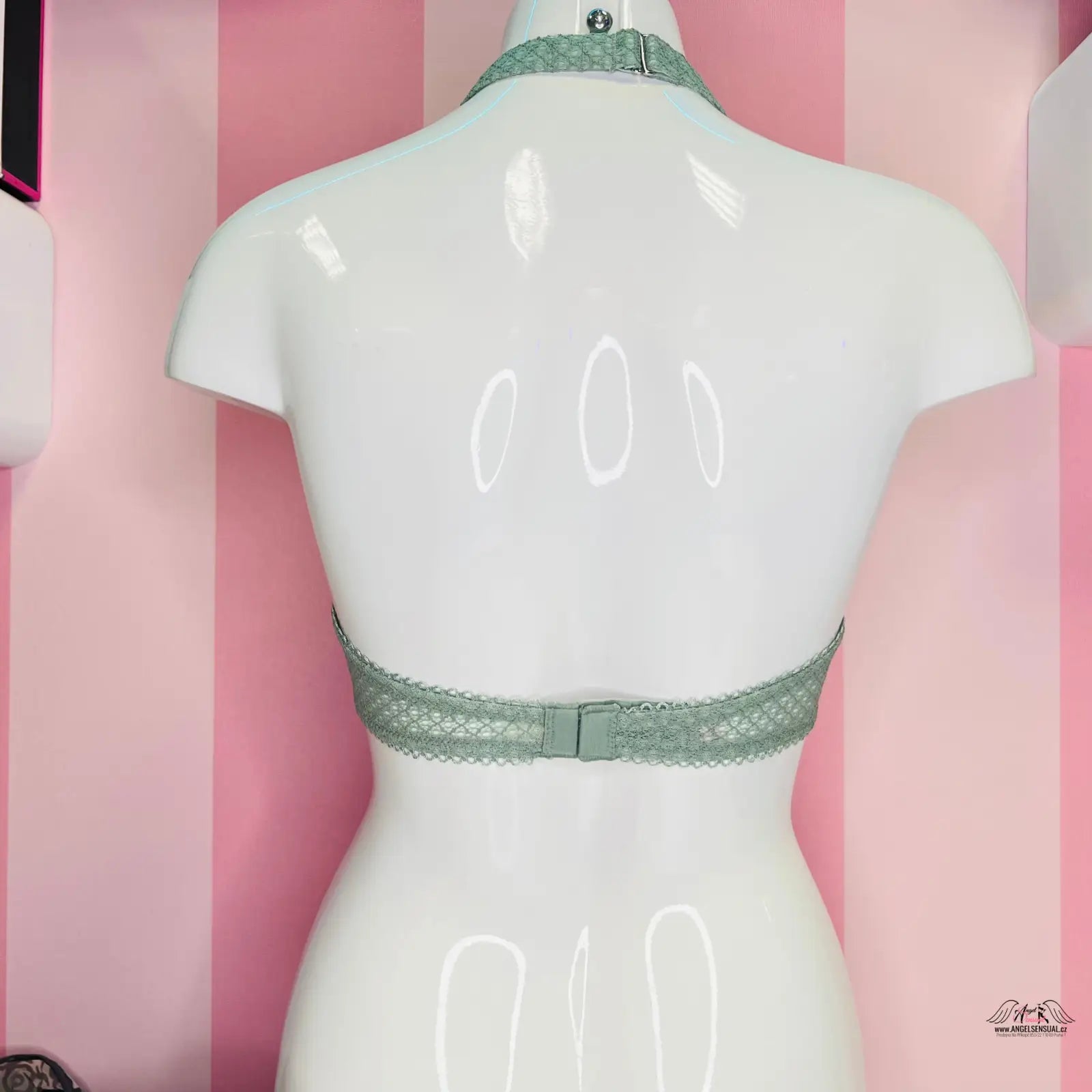 Manekýn s zeleným krajkovým topem Victoria’s Secret Braletka Krajková s Vyztužením
