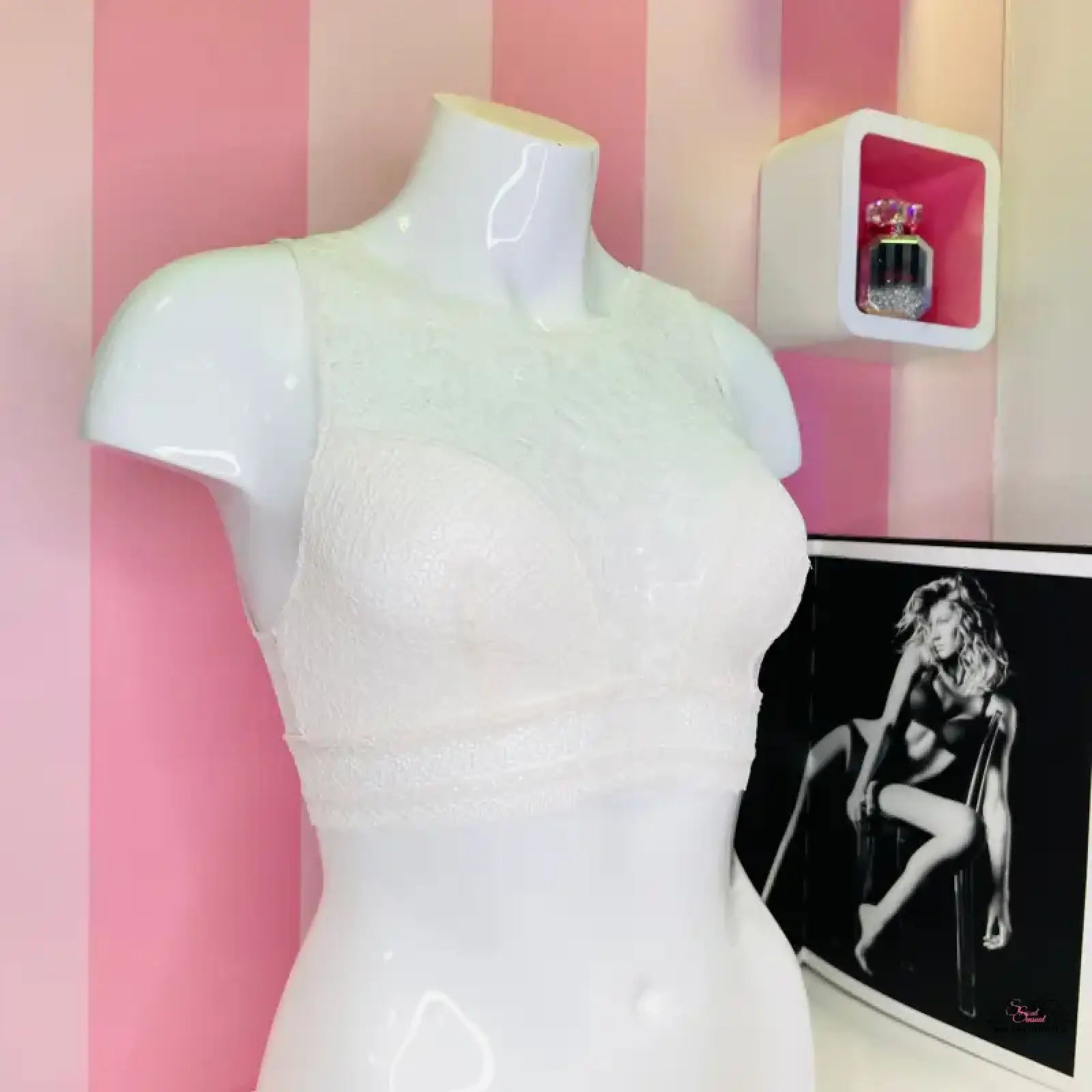 Bílá manekýnka s podprsenkou Victoria’s Secret lingerie v kategorii apparel & accessories