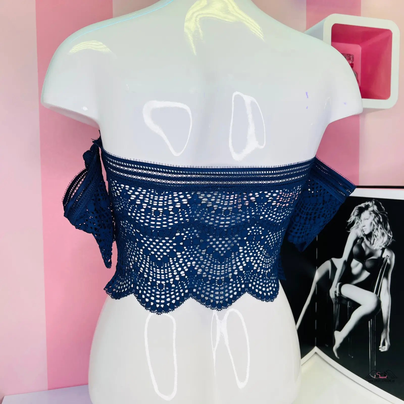 Navy blue krajkový top Victoria’s Secret off-shoulder crop top with scalloped edges