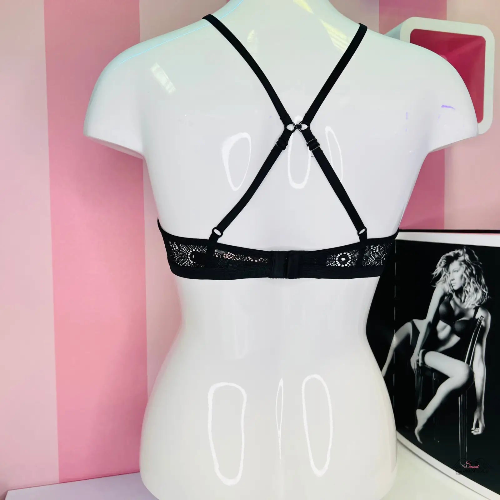 Černá krajková braletka Victoria’s Secret na modelu, ideální pro apparel & accessories
