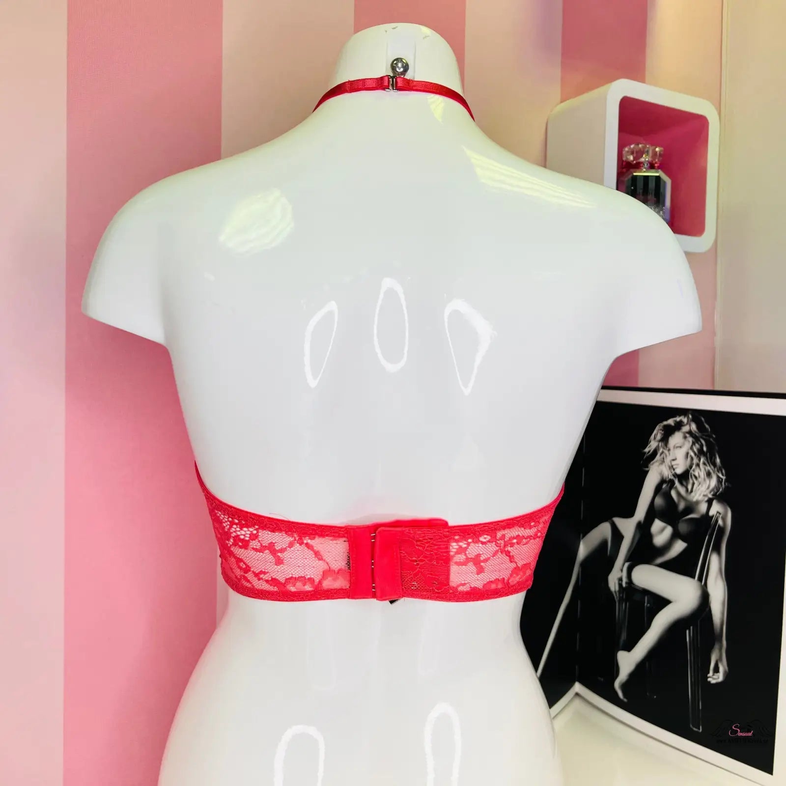 Manekýn s červeným páskem na Victoria’s Secret Braletka Krajková s vysokým krajkovým krkem