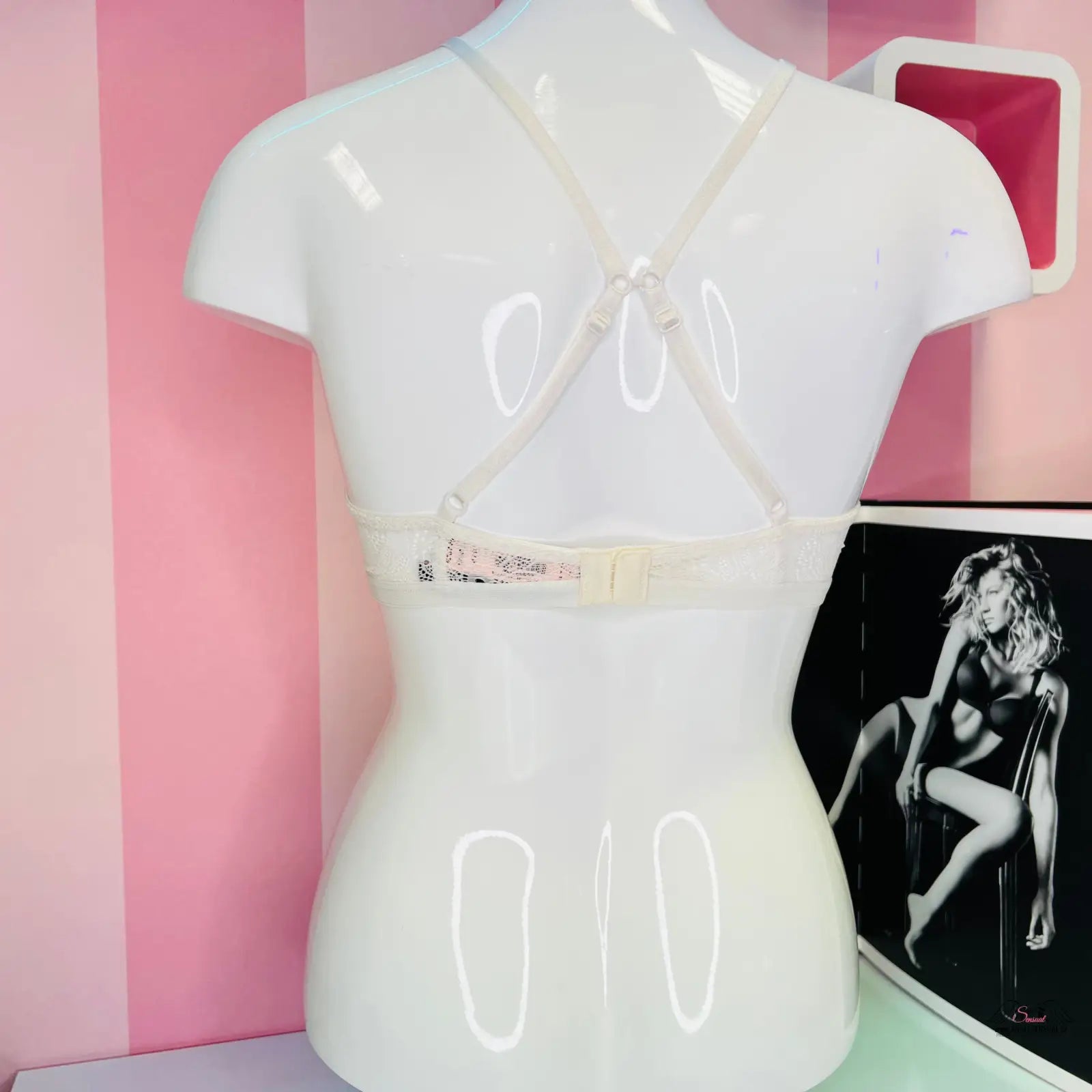 Bílá krajková braletka Victoria’s Secret na figuríně v kategorii apparel & accessories