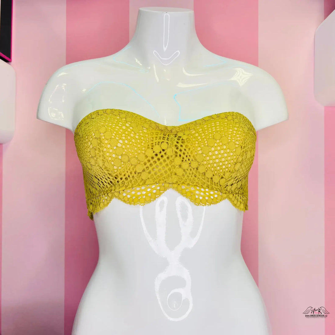 Manekýn s žlutým podprsenkovým topem Victoria’s Secret Braletka Krajková s gumovou podšívkou