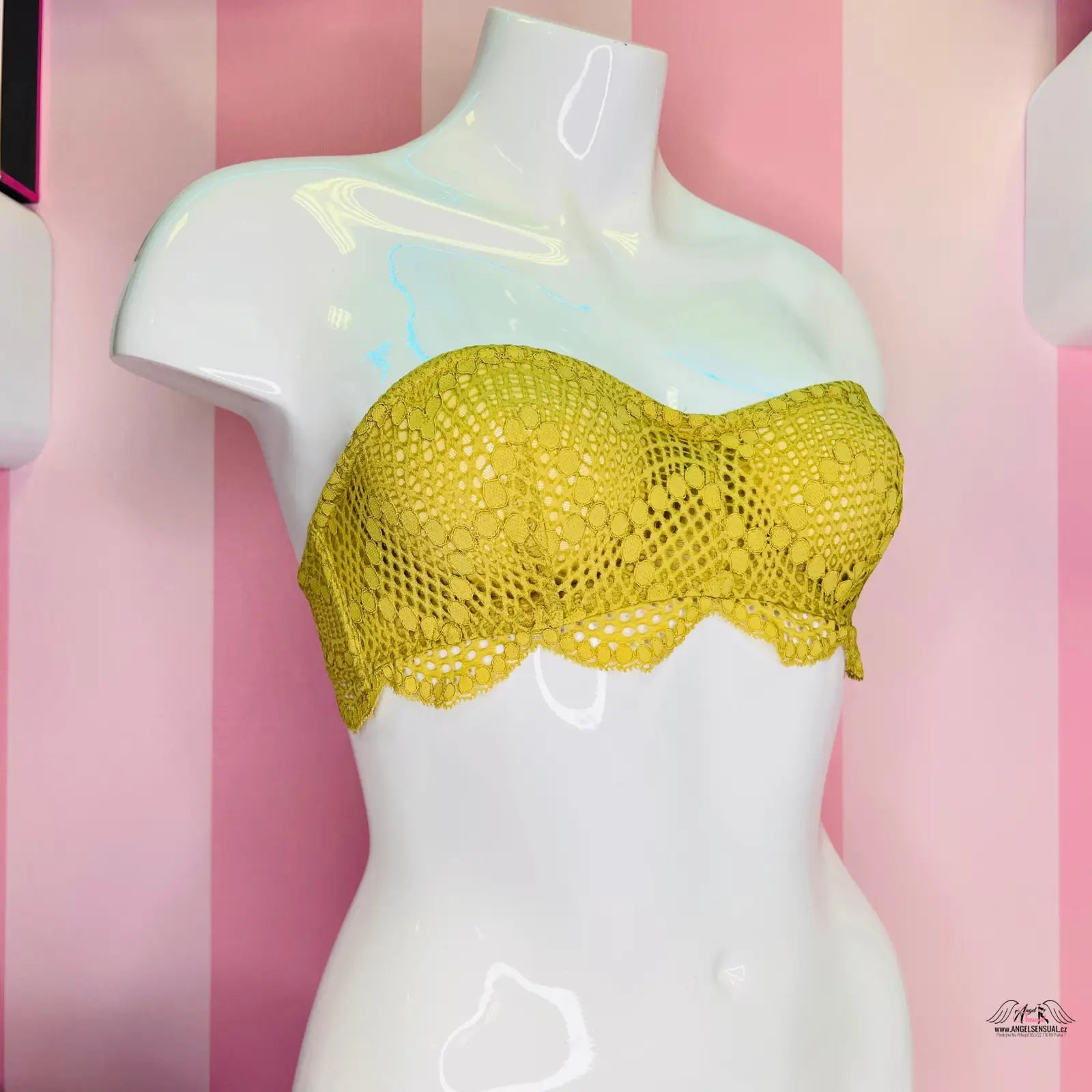 Manekýn s žlutým braletkou Victoria’s Secret s agent provocateur a gumovou podšívkou