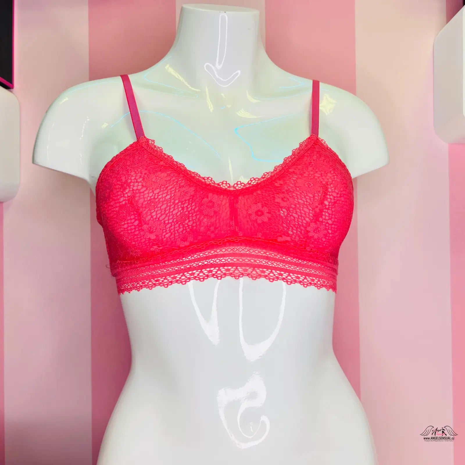 Detailní záběr na mannequin s celokrajkovou braletou a spodním prádlem Victoria’s Secret