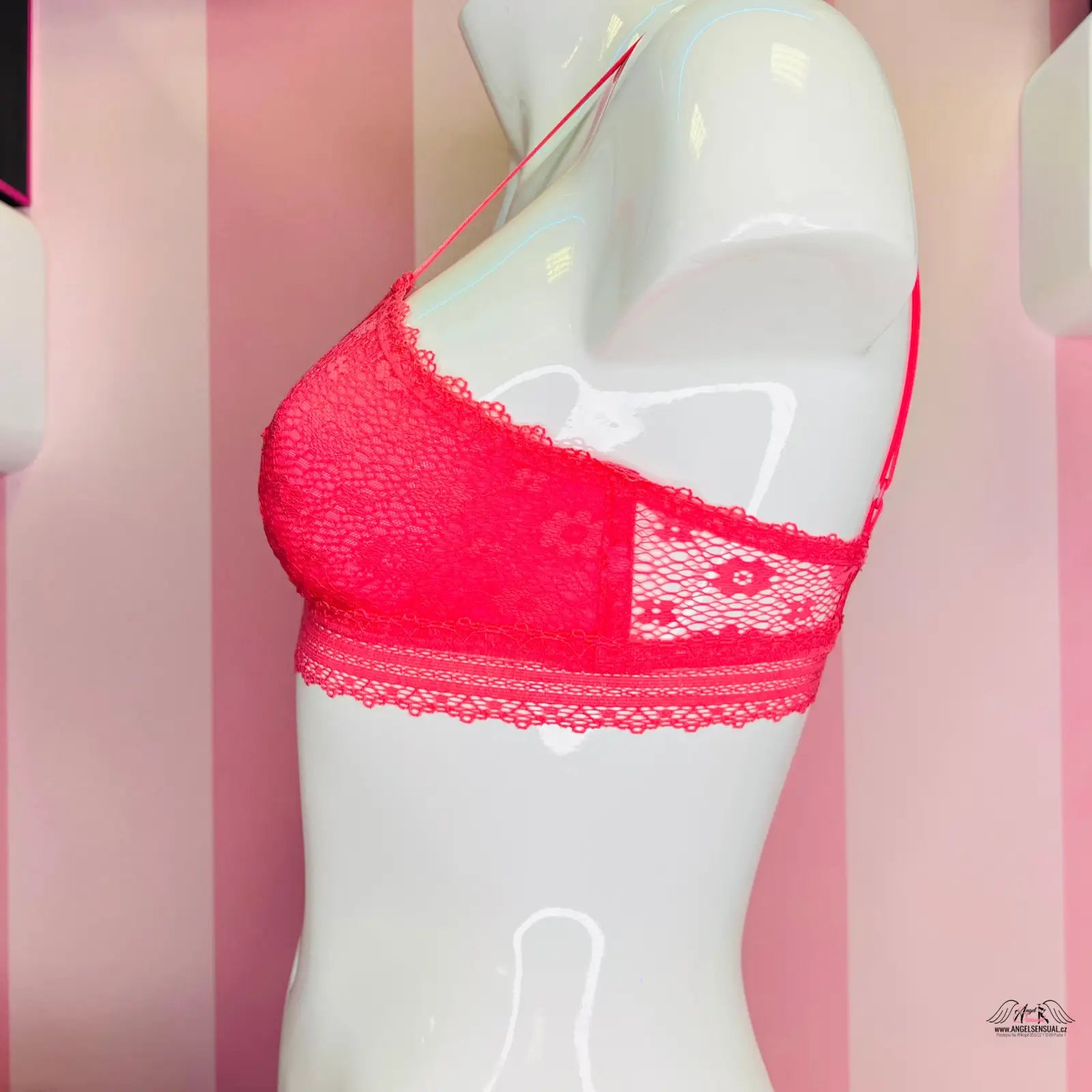 Manekýn s růžovou celokrajkovou braletou a červenými kalhotkami z Victoria’s Secret spodního prádla