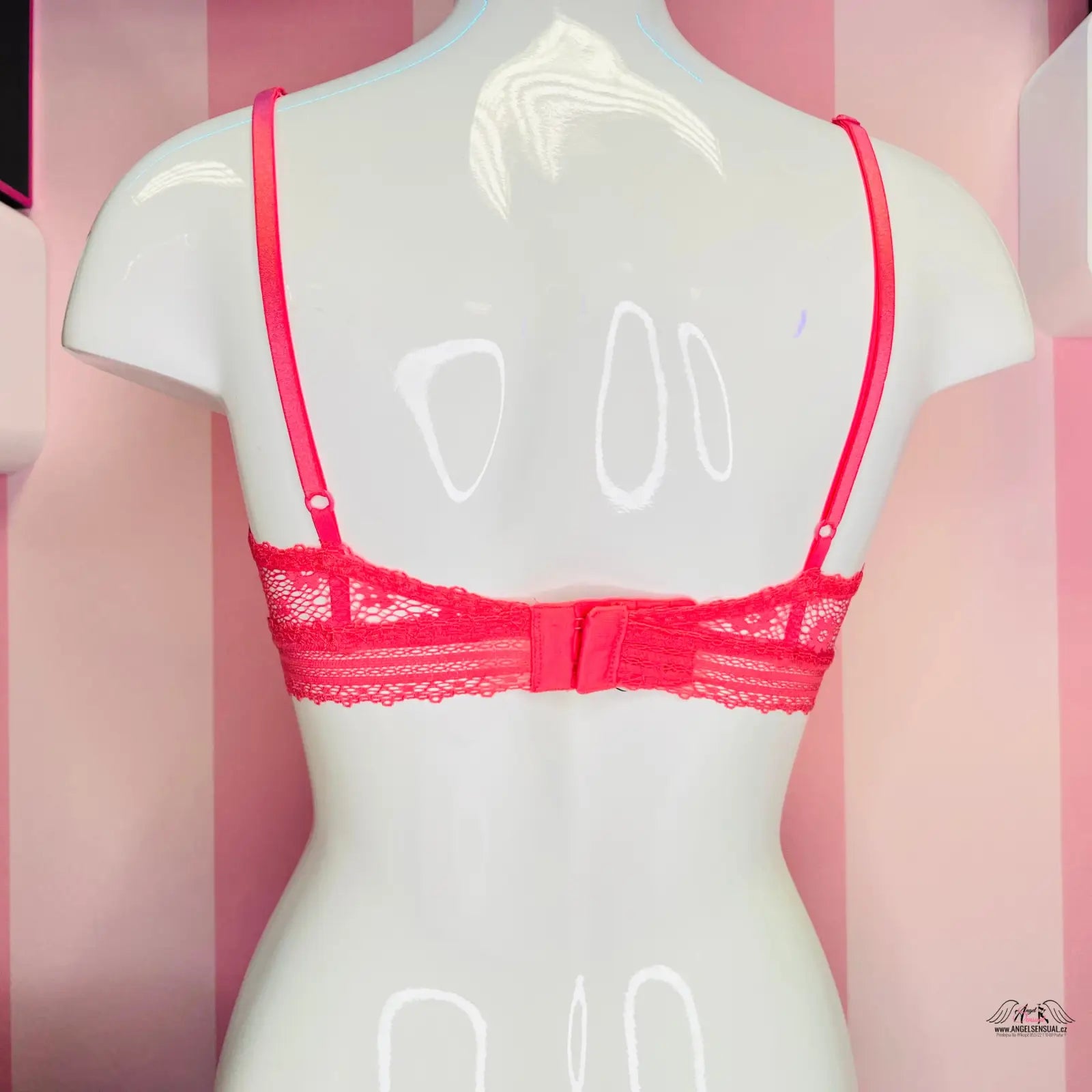 Obrázek Victoria’s Secret Braletka Krajková s žirafami na mannequinu na růžovém pozadí, ideální pro každodenní nošení spodního prádla