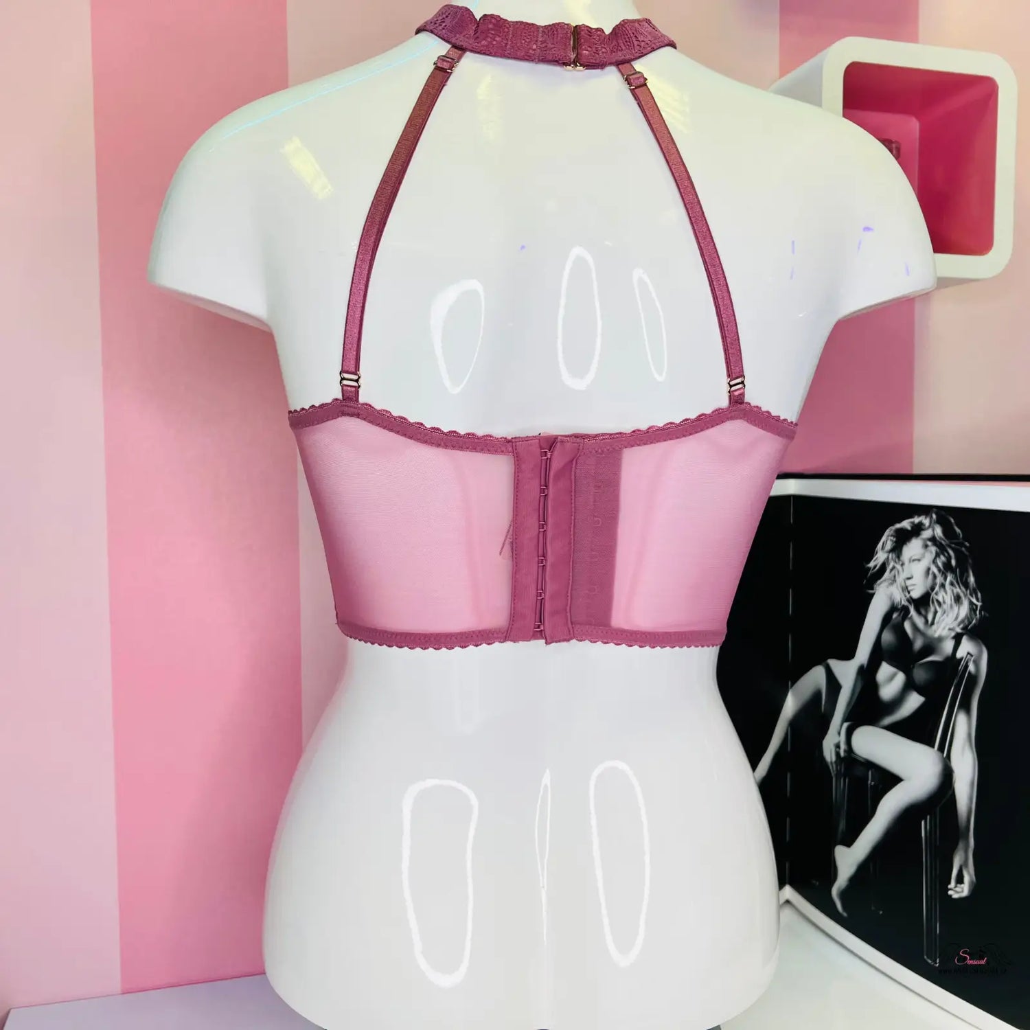 Pink halter-neck bustier s ozdobnými pásky a zlatou sponou, sexy braletka