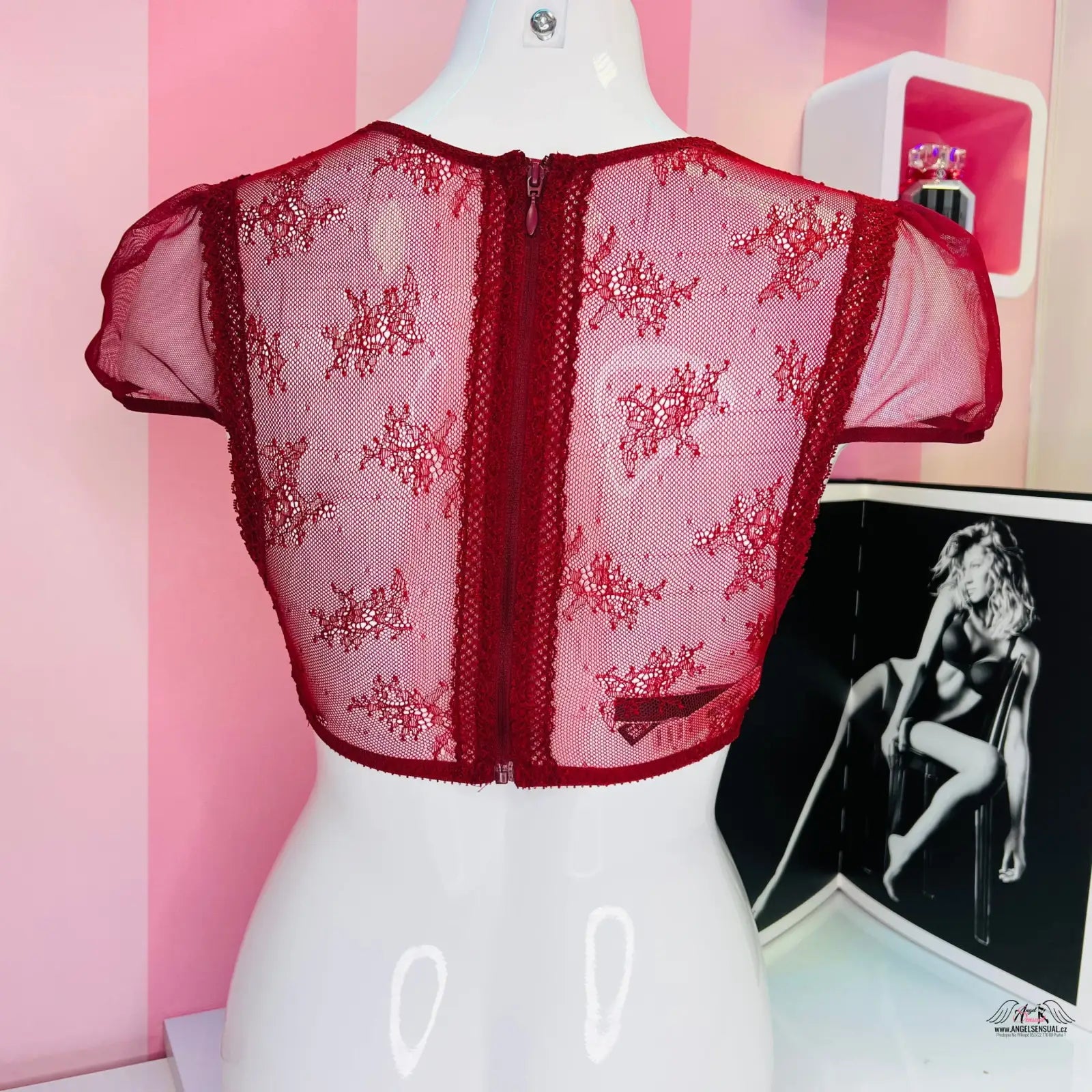 Červený krajkový sexy top Victoria’s Secret Braletka Krajková se Zipem na mannequin