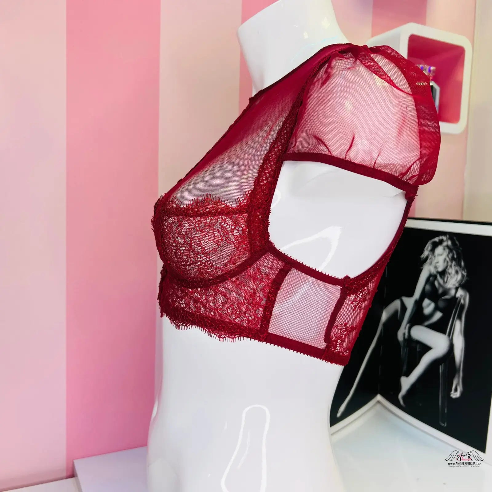 Červený krajkový sexy top Victoria’s Secret Braletka Krajková se Zipem na bílém manekýnu