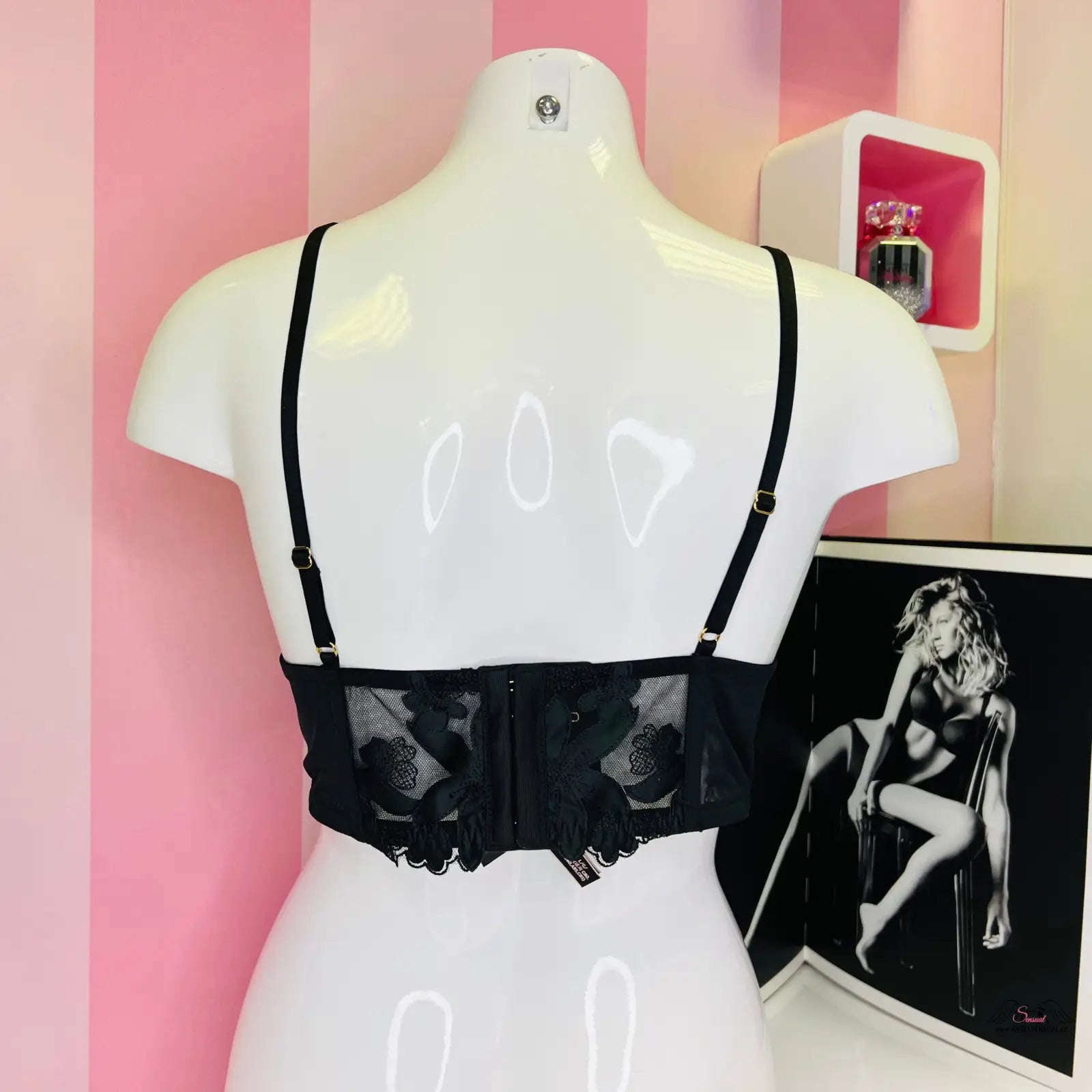 Luxusní nevyztužená krajková braletka Victoria’s Secret na bílém modelu