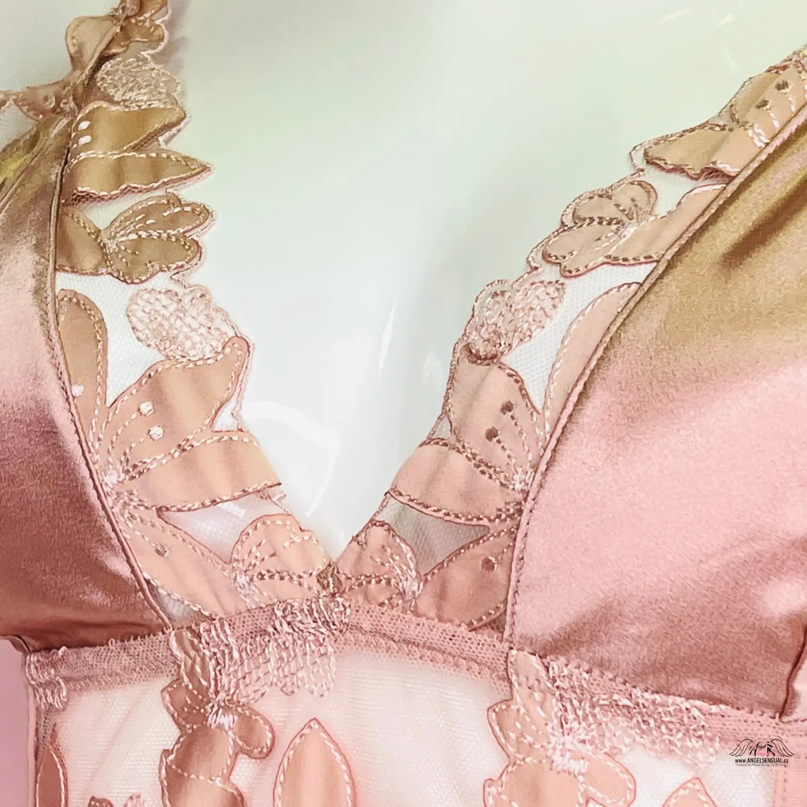 Luxusní nevyztužená krajková braletka Victoria’s Secret s růžovým saténem a květinovou výšivkou