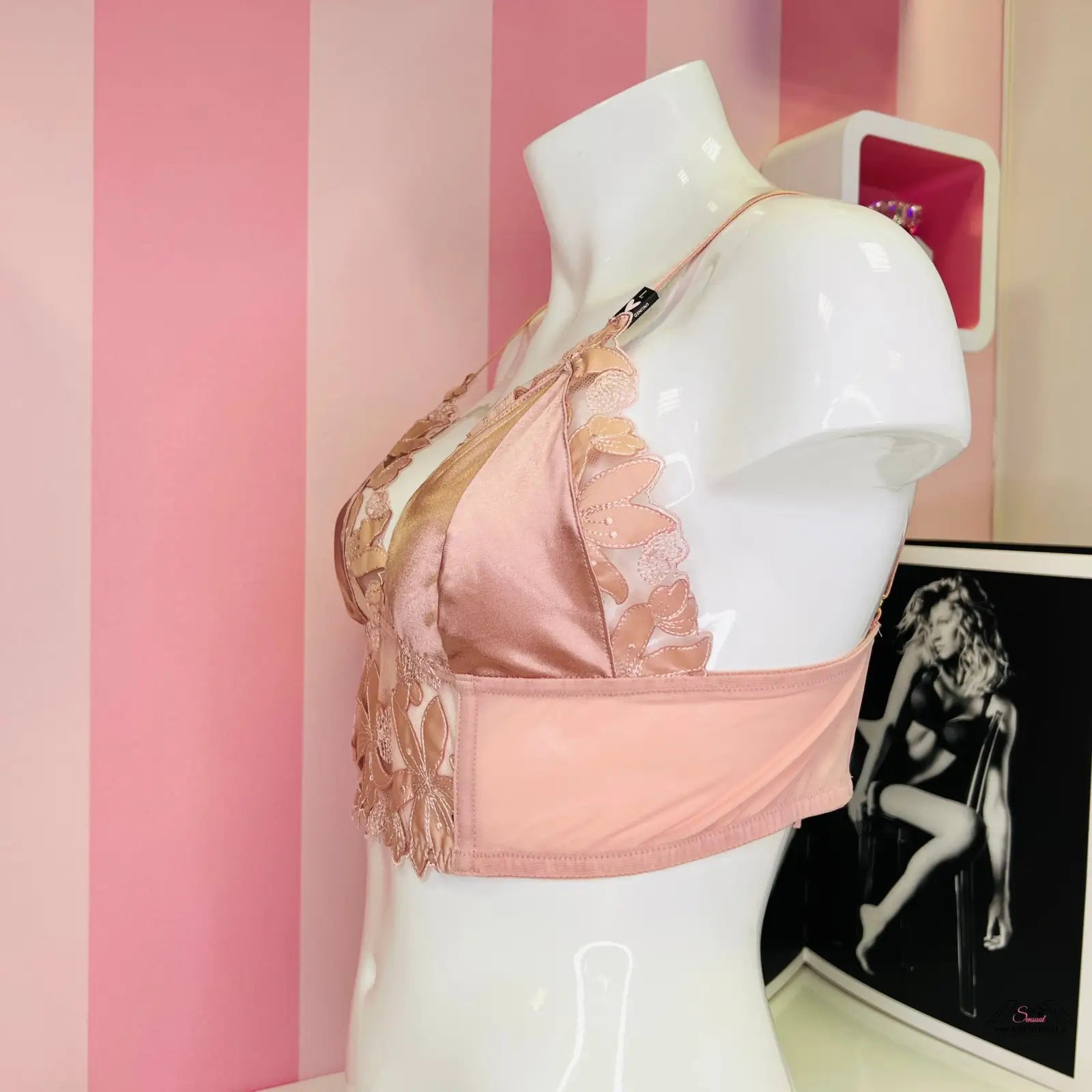 Luxusní nevyztužená krajková braletka Victoria’s Secret na bílé figuríně