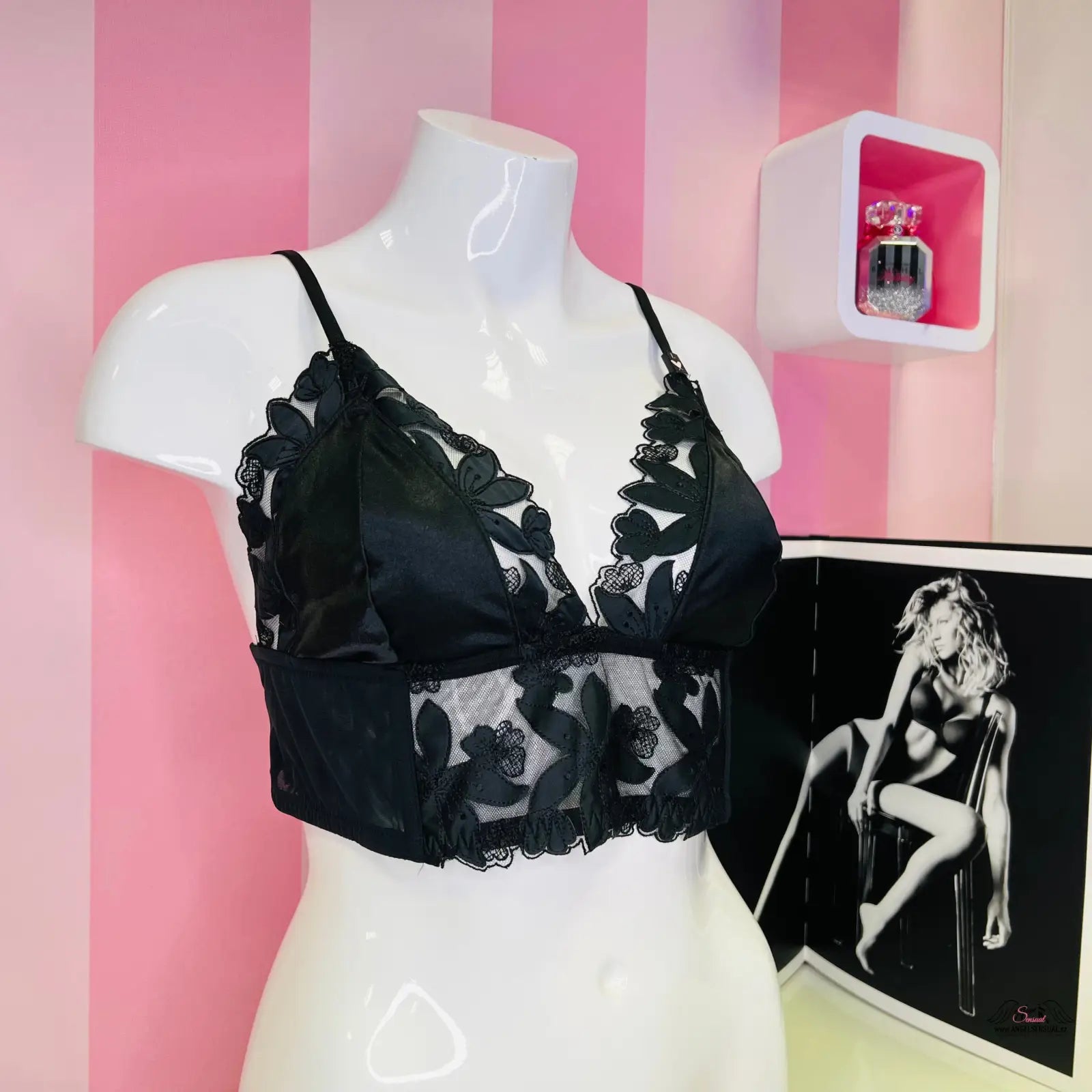 Luxusní nevyztužená krajková braletka Victoria’s Secret na bílém modelu