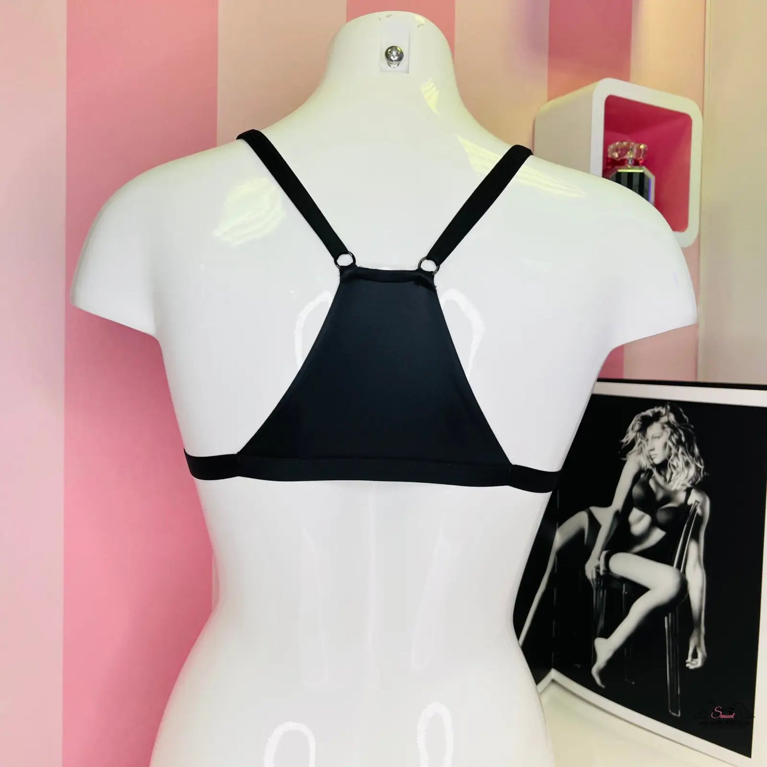 Obrázek Victoria’s Secret lesklá braletka s mesh panely a model v černé