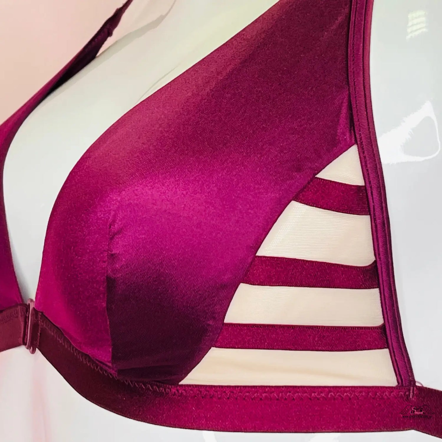 Detailní pohled na lesklou braletku Victoria’s Secret s proužkovým designem a mesh panely