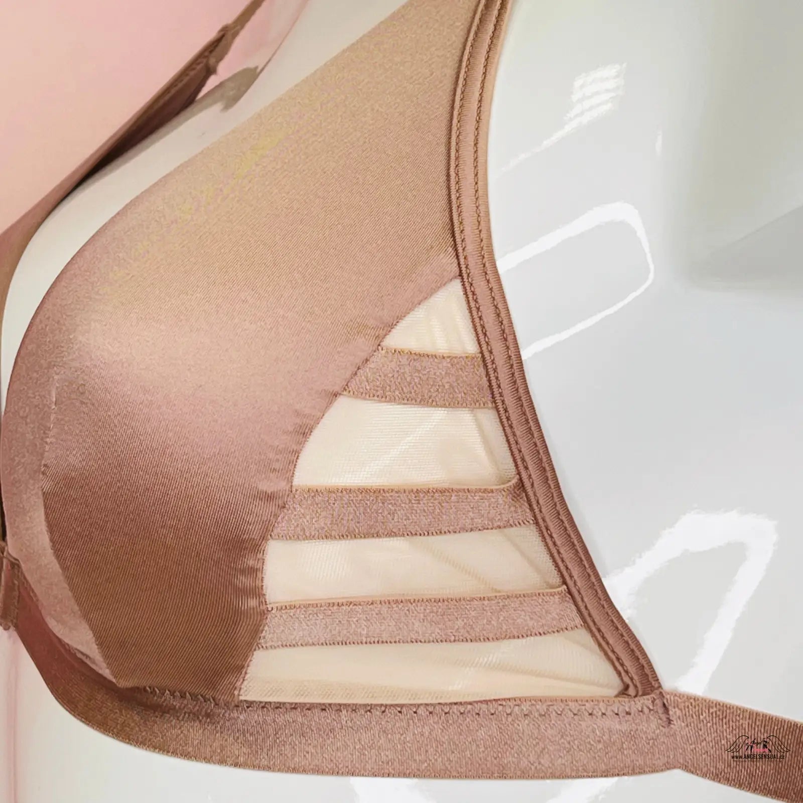 Victoria’s Secret lesklá braletka s mesh panely a růžovým topem s výstřihem na zádech