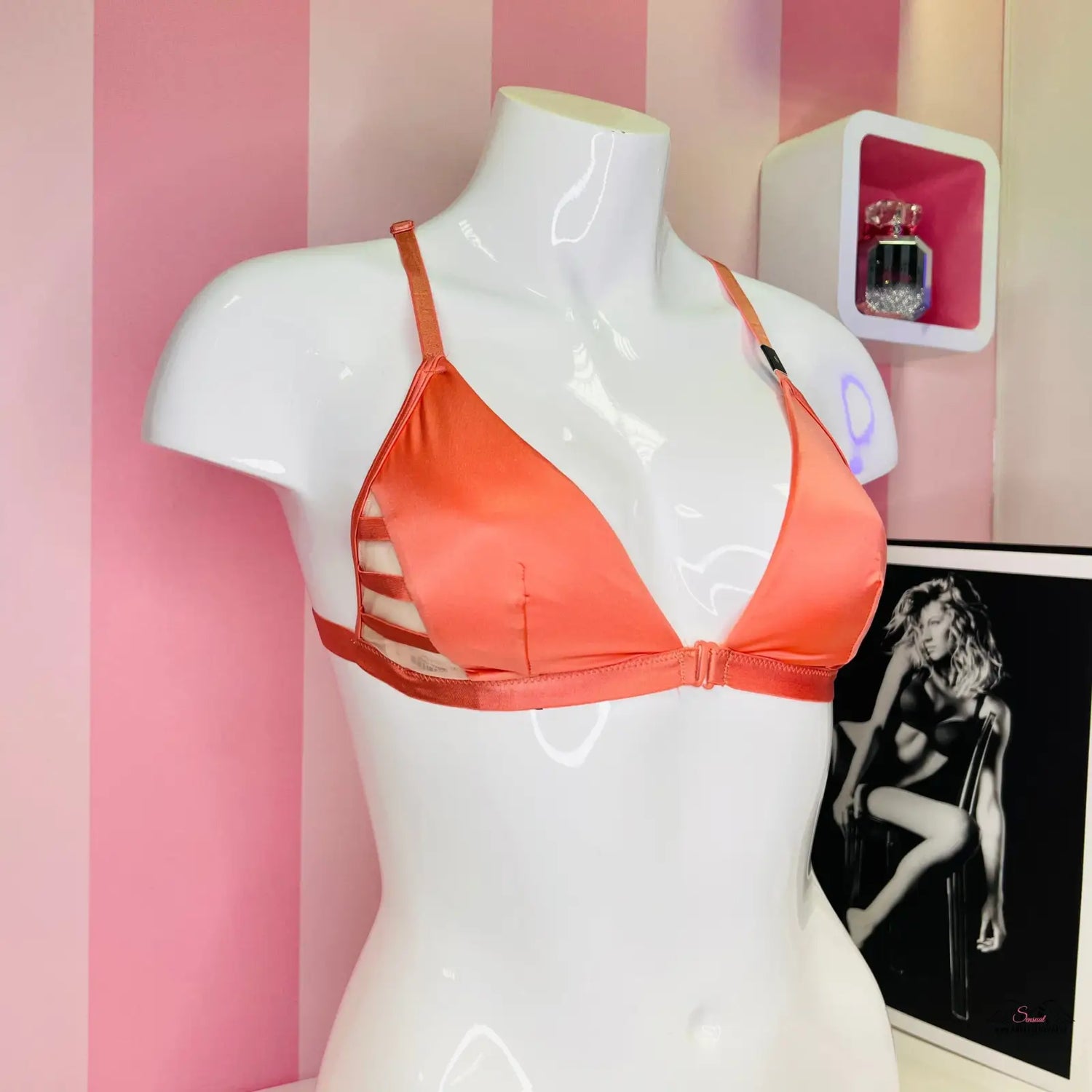 Manek s lesklou braletkou s mesh panely od Victoria’s Secret, vícebarevný design