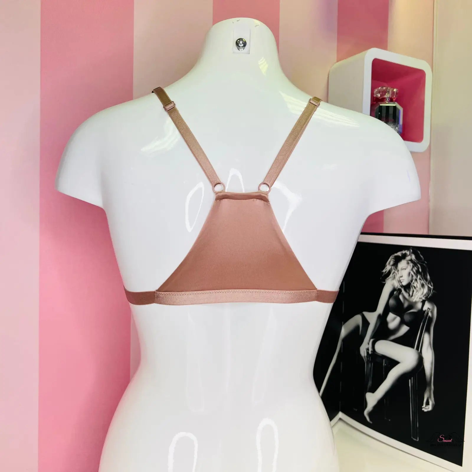 Victoria’s Secret lesklá braletka s mesh panely před růžovo-bílou pruhovanou stěnou