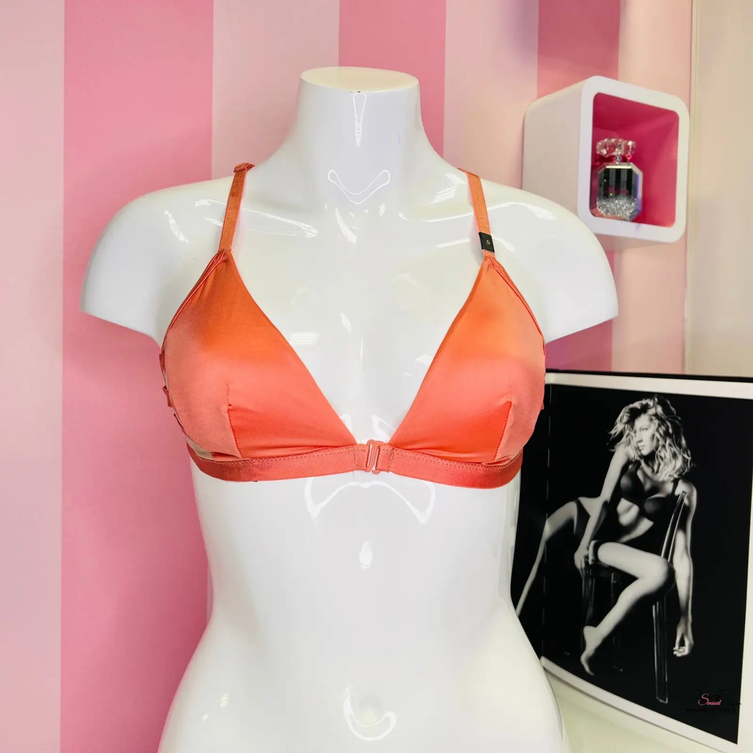 Obrázek ženy v Victoria’s Secret lesklé braletce s mesh panely