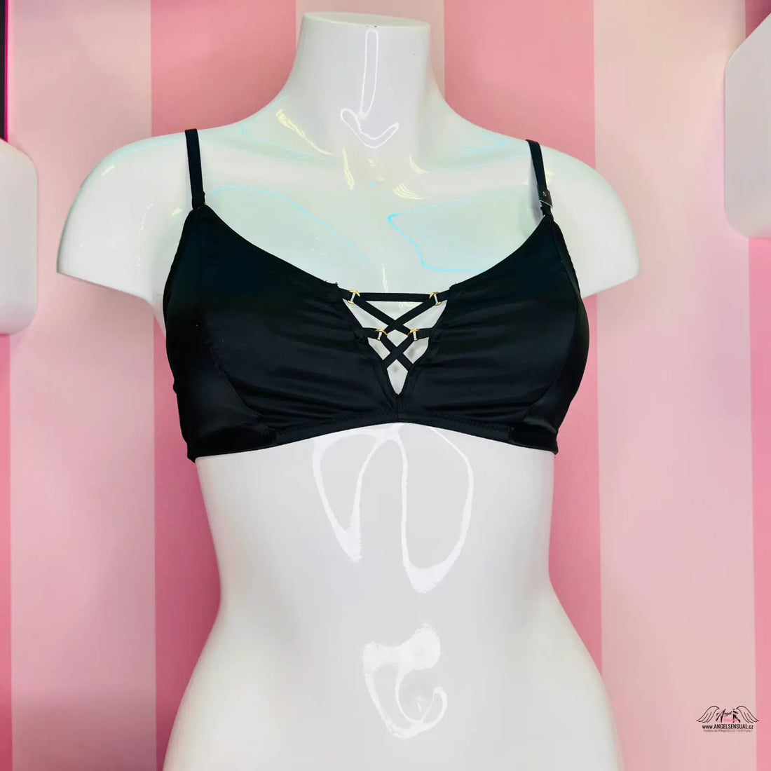 Manek s černým braletem Victoria’s Secret Braletka Lesklá s Přední Aplikací, ideální pro apparel & accessories