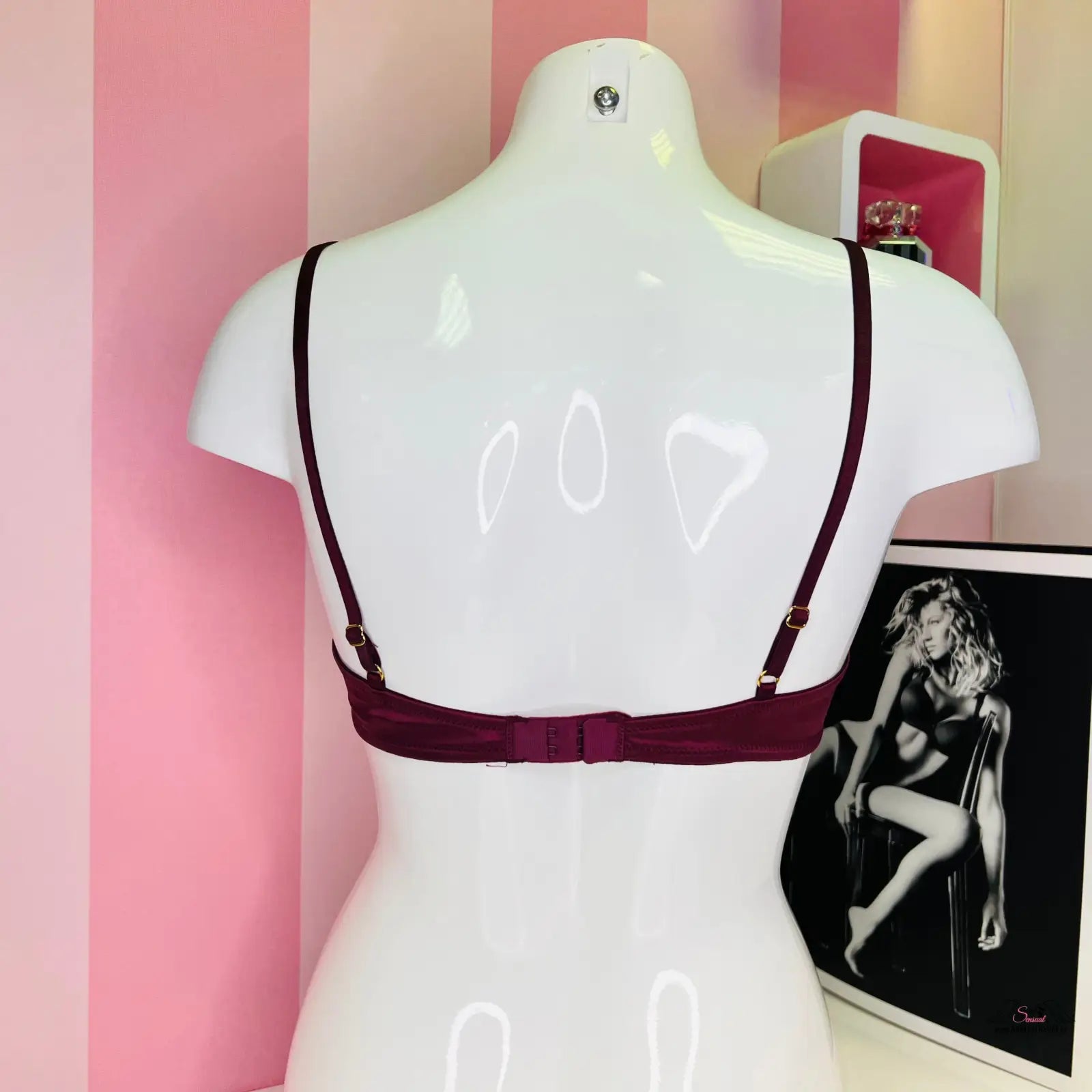 Detailní pohled na červenou podprsenku Victoria’s Secret Braletka s přední aplikací
