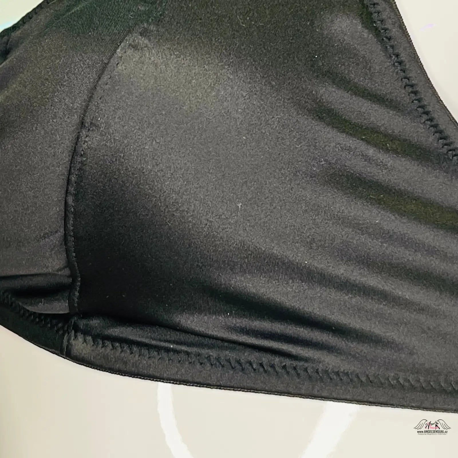 Černá saténová košile s bílým límcem z kolekce Victoria’s Secret Braletka Lesklá