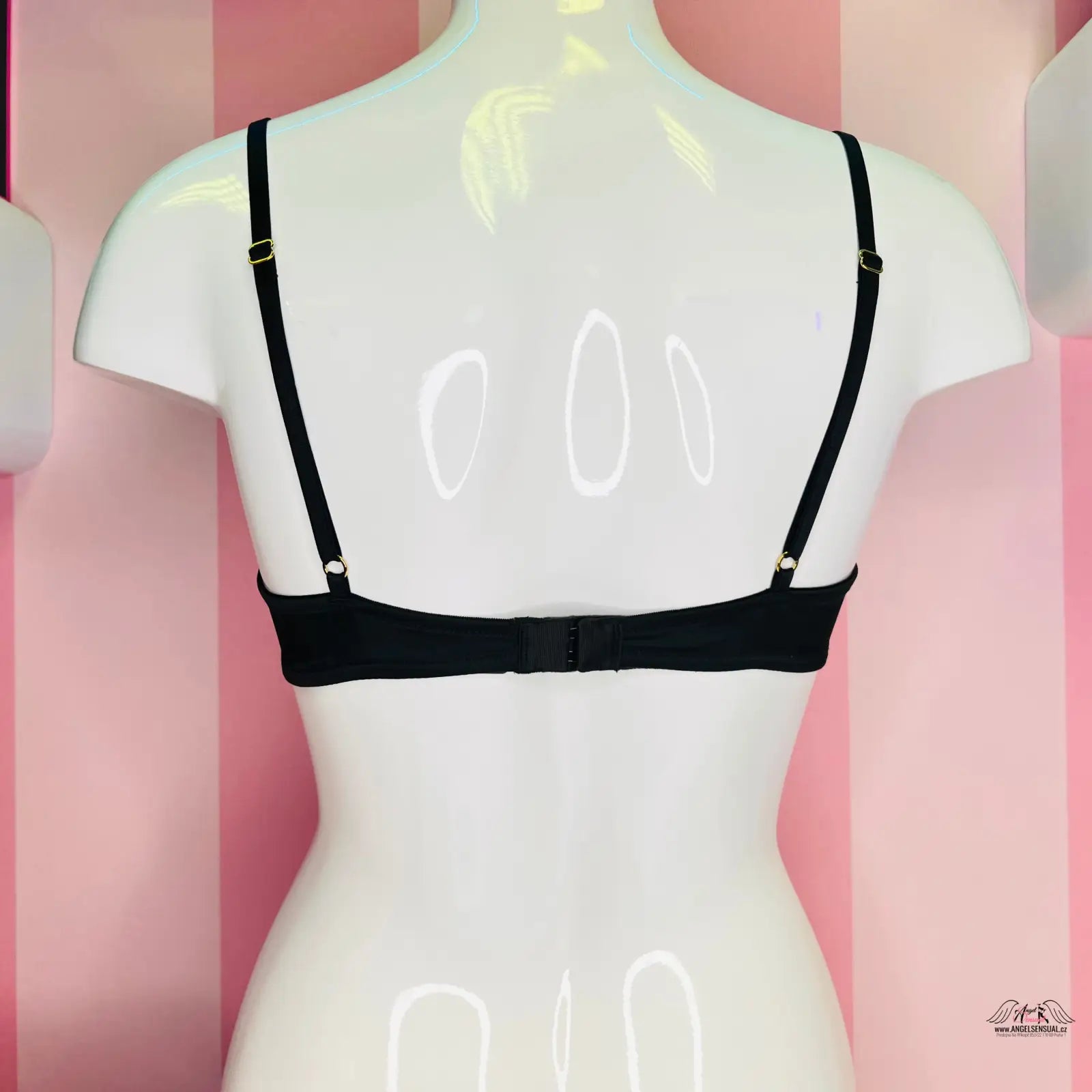 Manekýn s černou lace up bralette a signem, produkt Victoria’s Secret Braletka