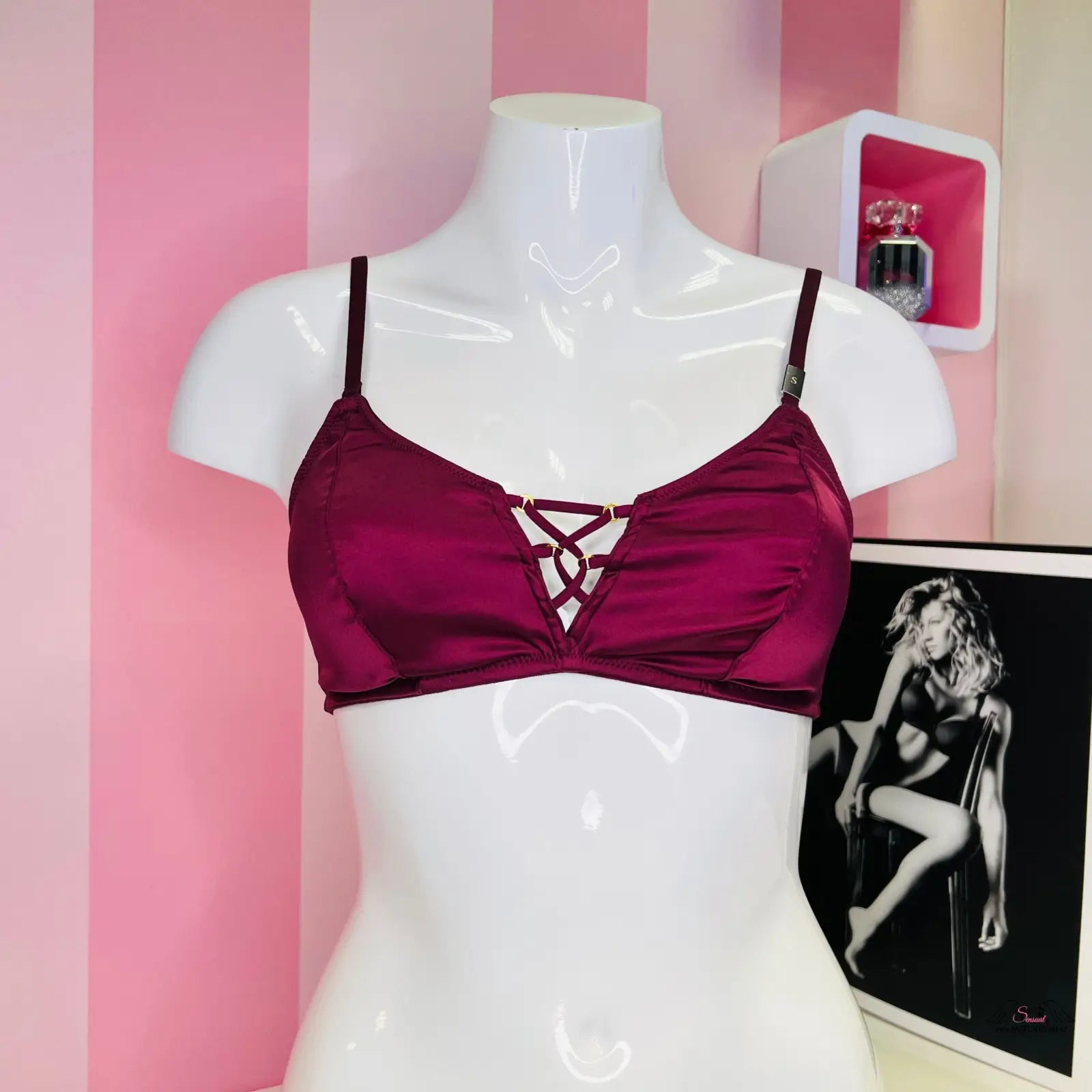 Manekín v růžovo-bílé pruhované stěně s Victoria’s Secret Braletka Lace Up v černé barvě