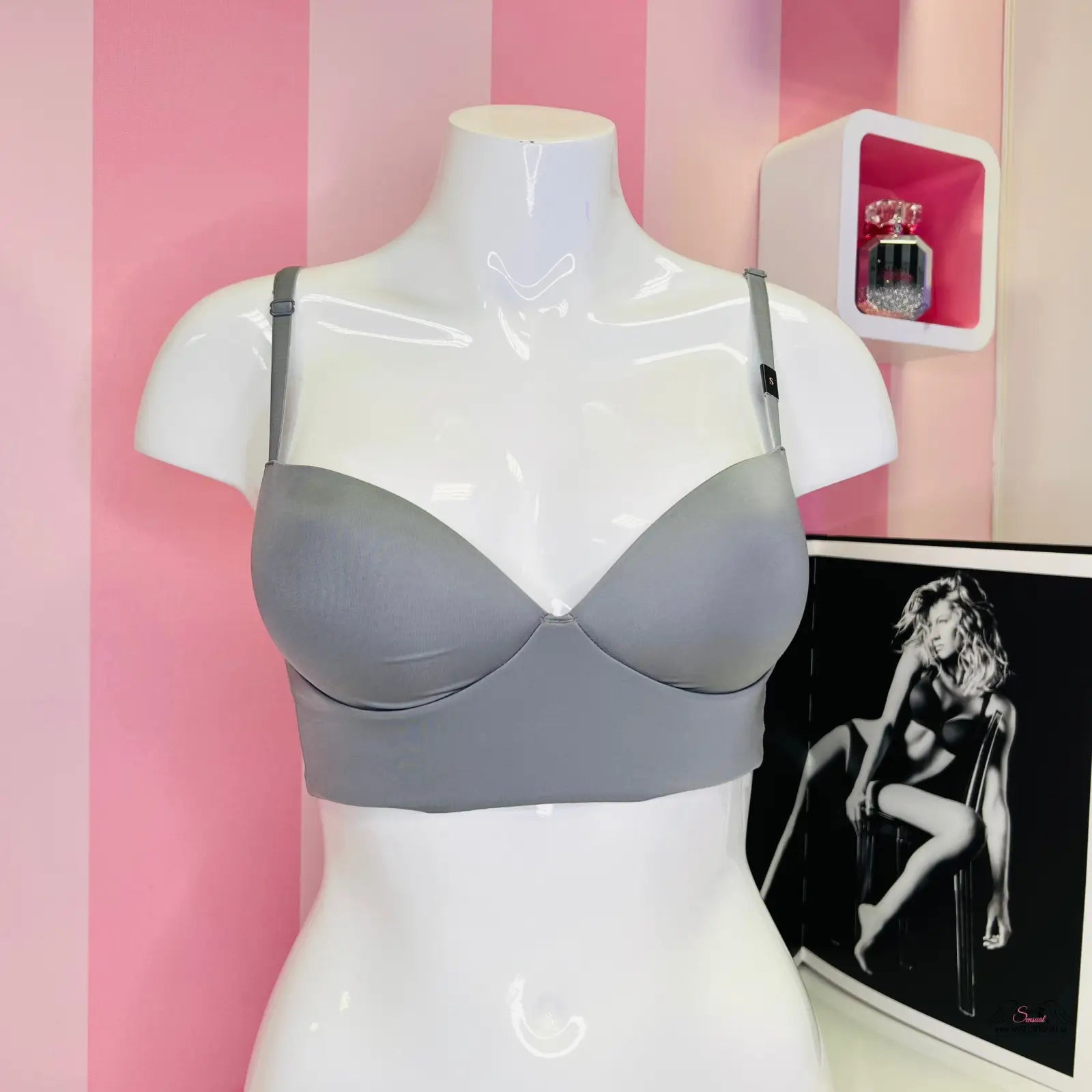 Šedé demi bralette z kolekce Victoria’s Secret Braletka na bílém modelu, ideální pro lingerie a apparel & accessories