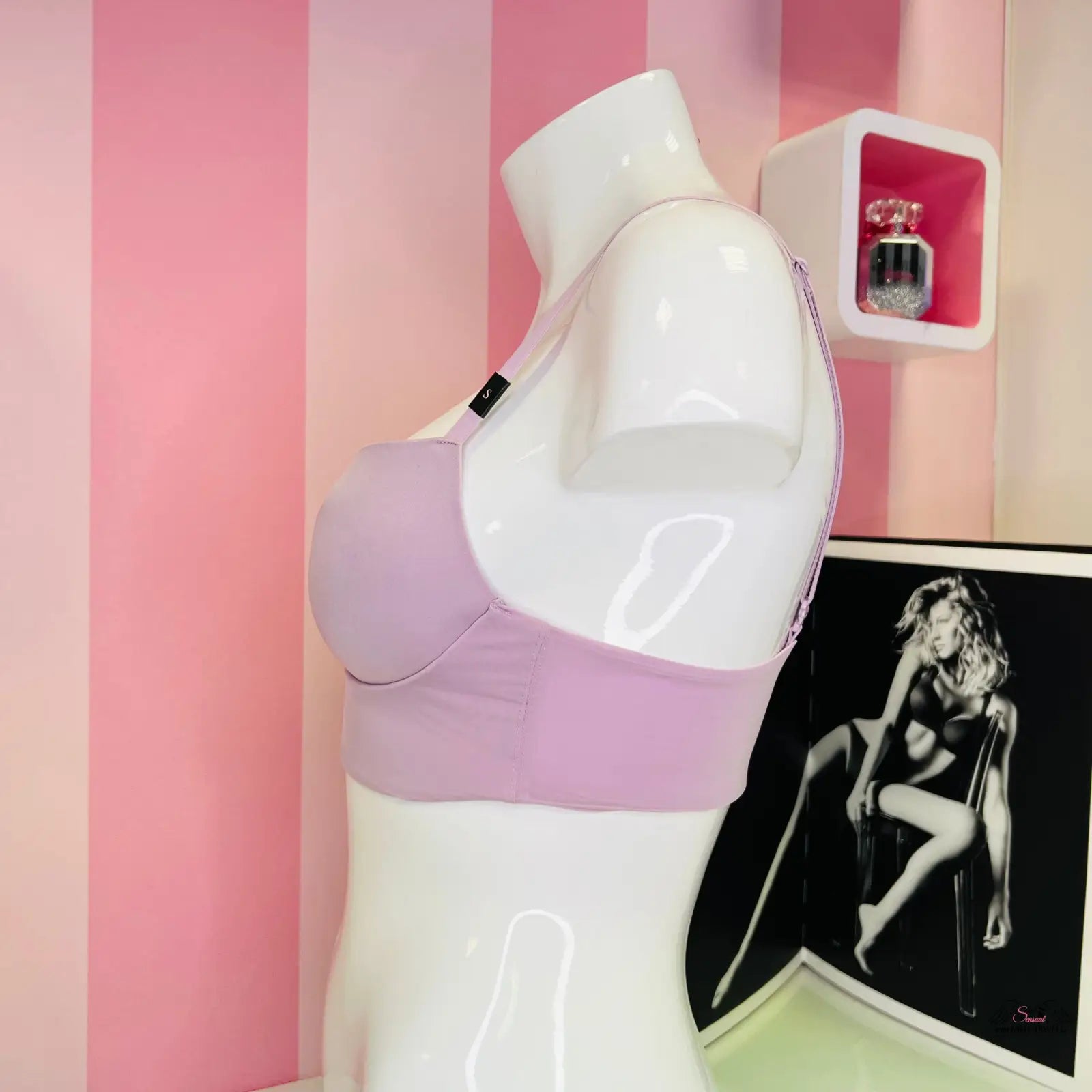 Bílý manekýn s levným demi braletkou v odstínu světle fialové, ideální pro oděvy a doplňky