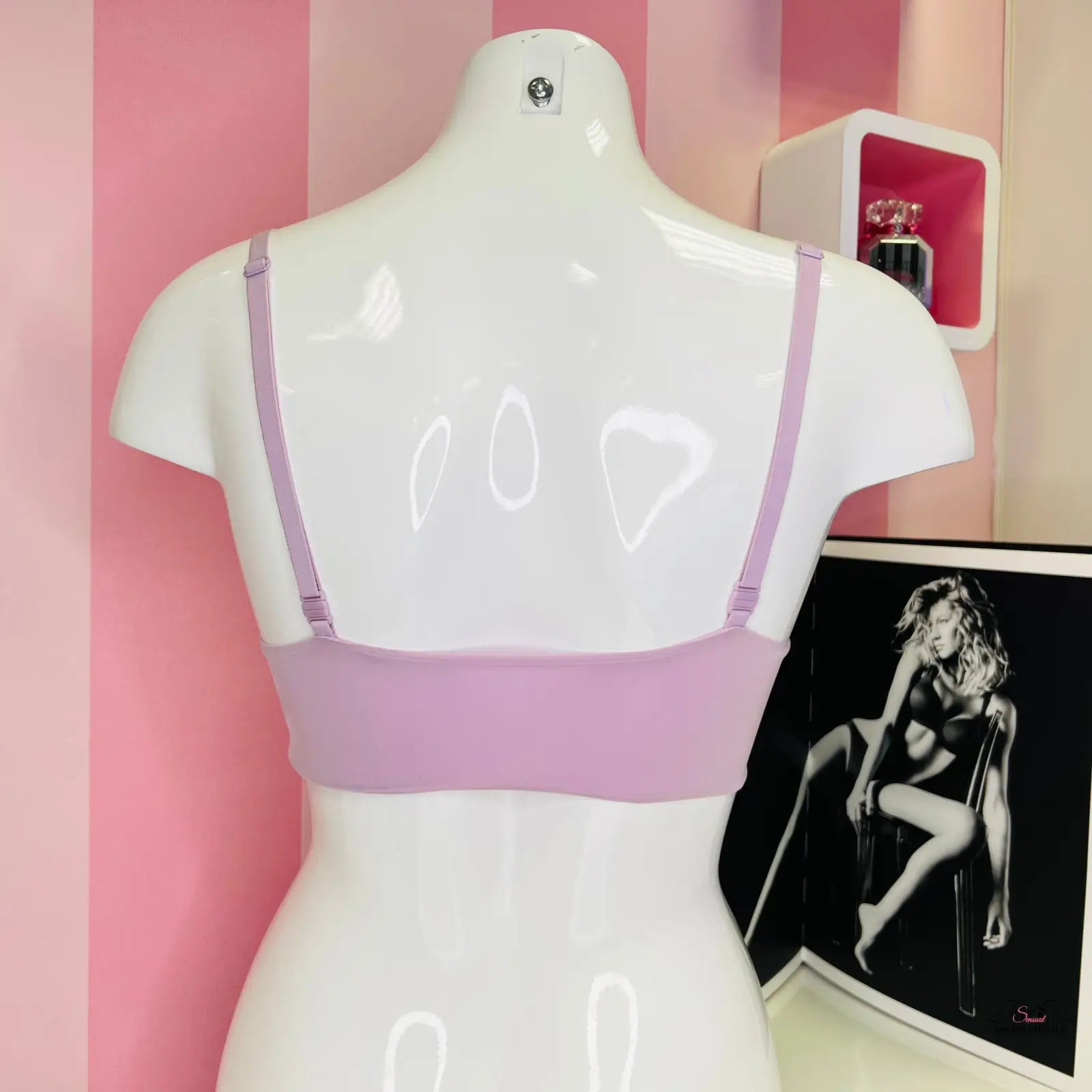 Bílá manekýnská forma s levandulovým demi bralette Victoria’s Secret lingerie