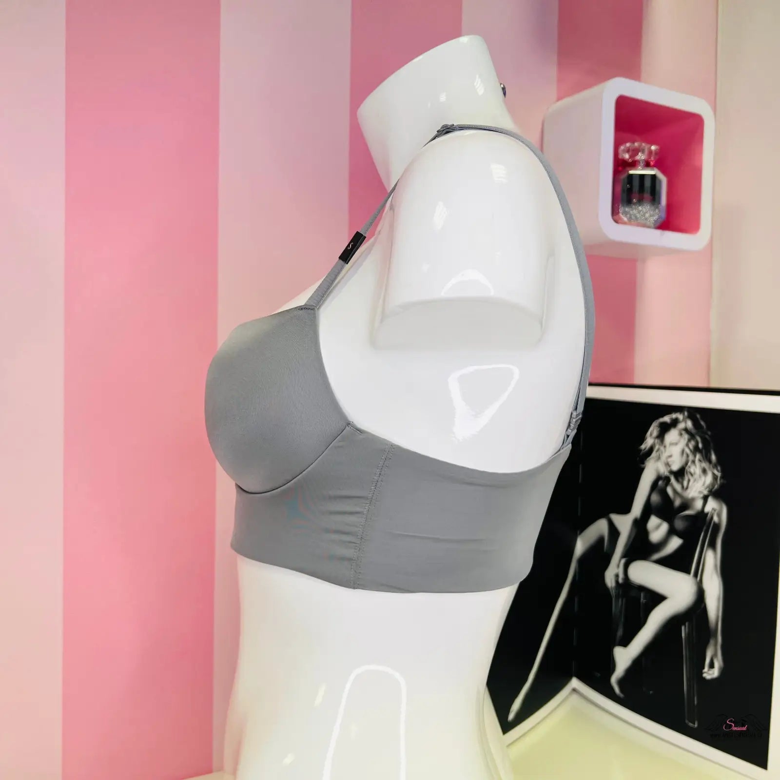 Manekýn s šedým sportovním podprsenkou Victoria’s Secret Braletka Lesklý Pullover vícero barev, ideální pro lingerie a apparel & accessories