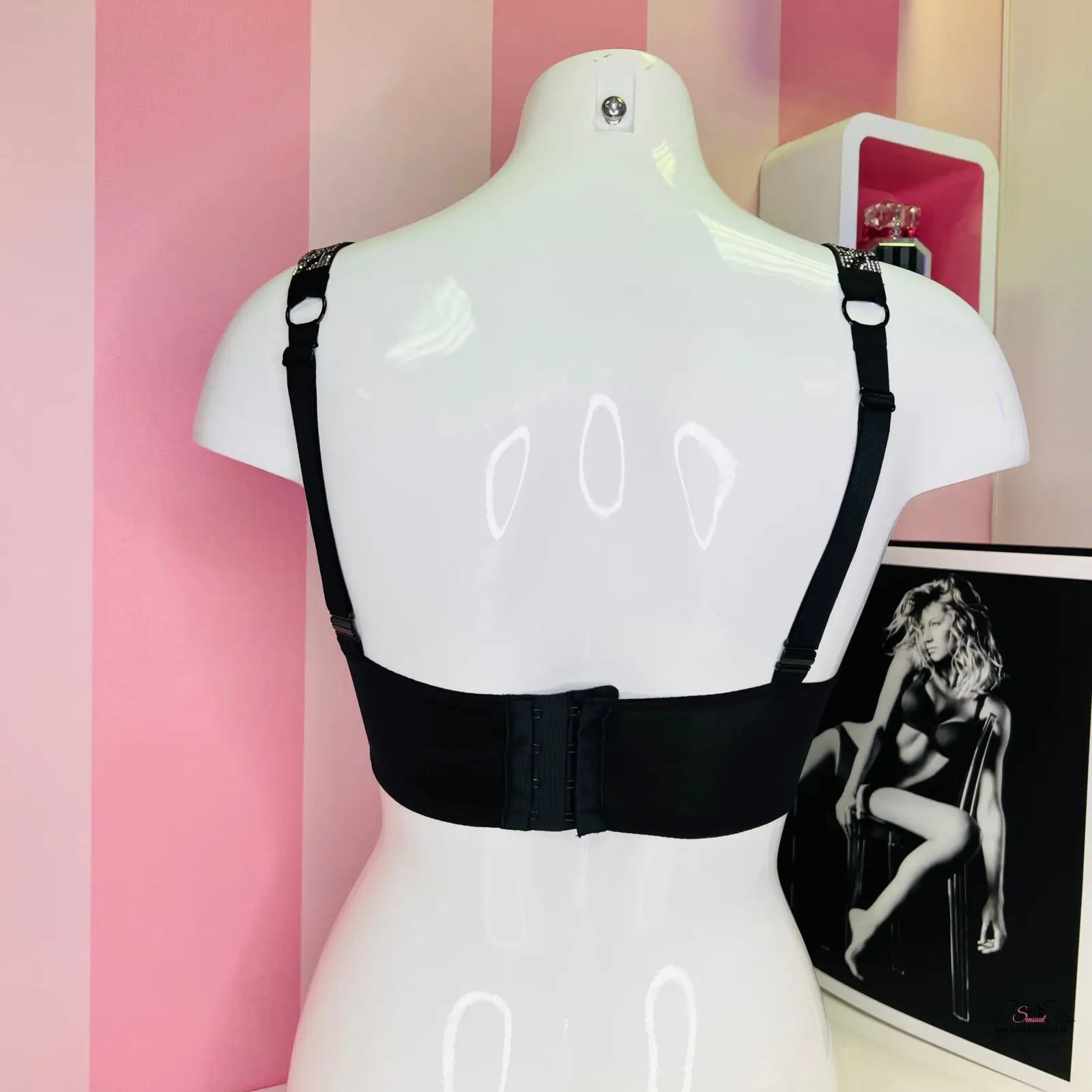 Černé prádlo Victoria’s Secret na figuríně, ideální pro lingerie a apparel & accessories