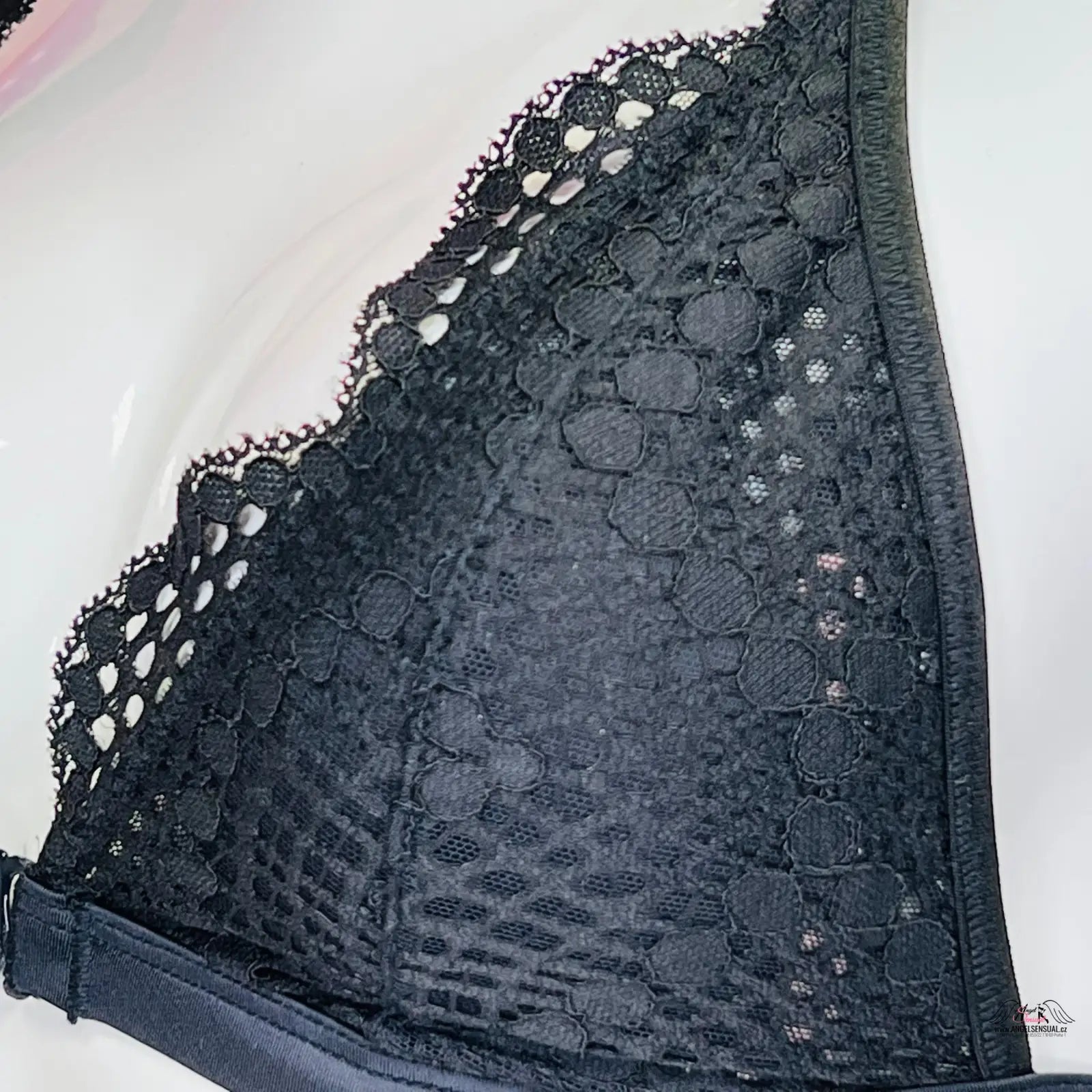 Černá krajková braletka Victoria’s Secret s krajkovým detailem a sportovním designem