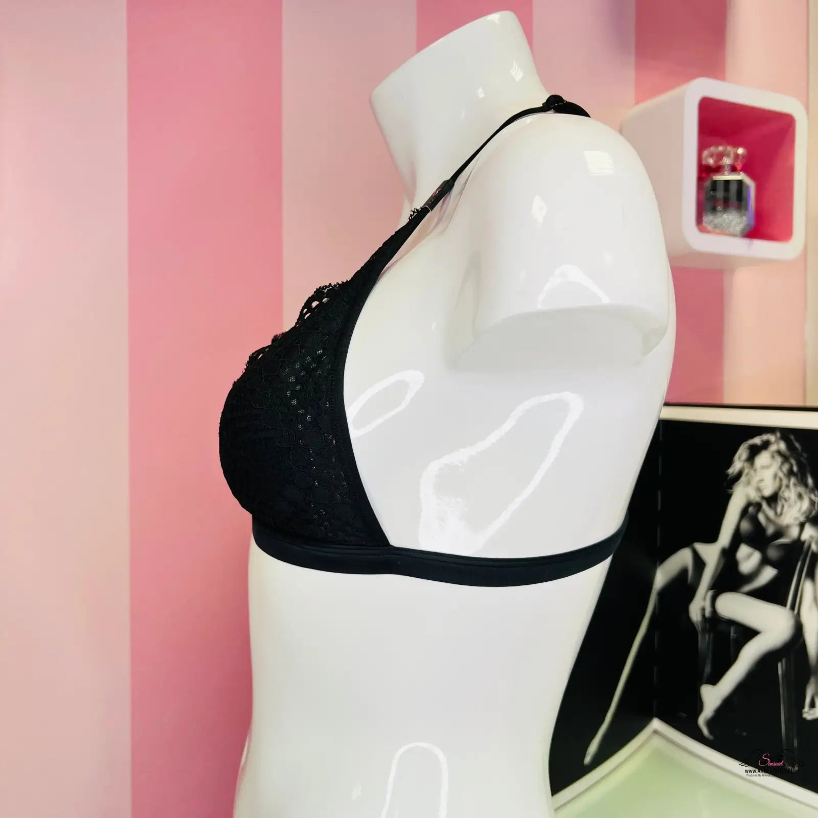 Manekýn v černé krajková braletka s sportovním designem, Victoria’s Secret