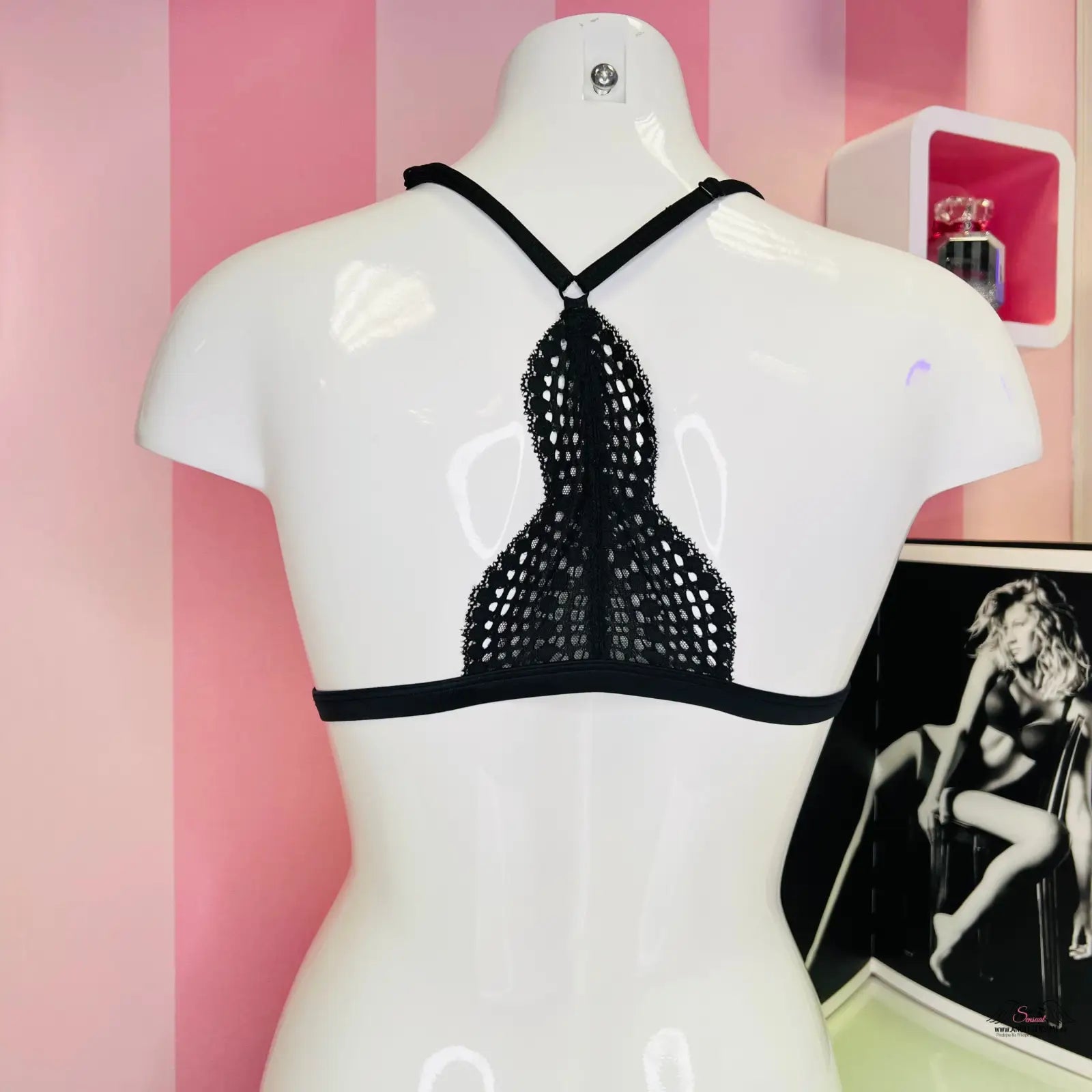 Manekýn s krajkovou braletkou Victoria’s Secret s sportovním designem a agent provocateur