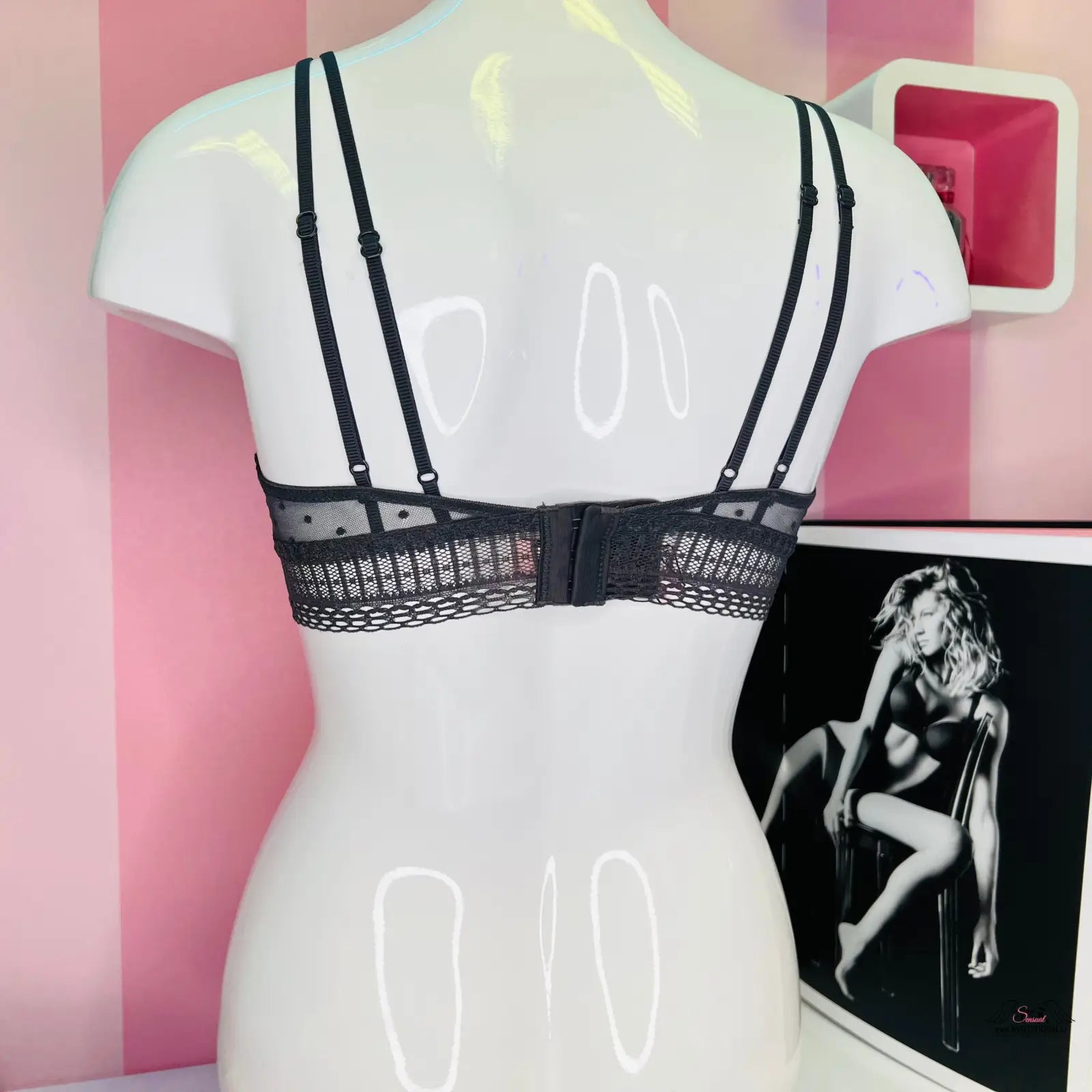 Black lace bra na figuríně, vzdušná braletka s dvojitými ramínky, Victoria’s Secret
