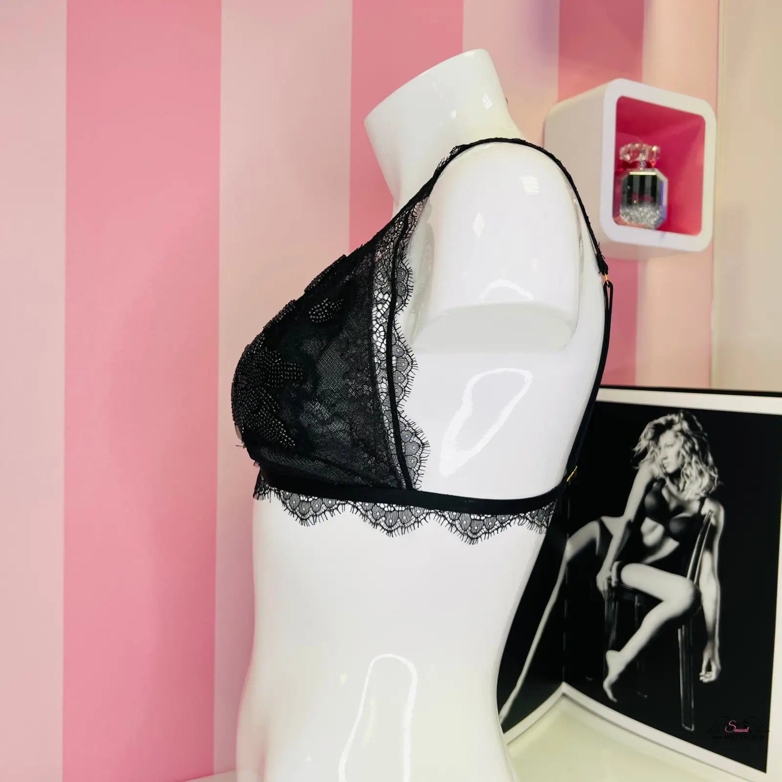 Krajková braletka Victoria’s Secret na bílém modelu, přední straně s korálky