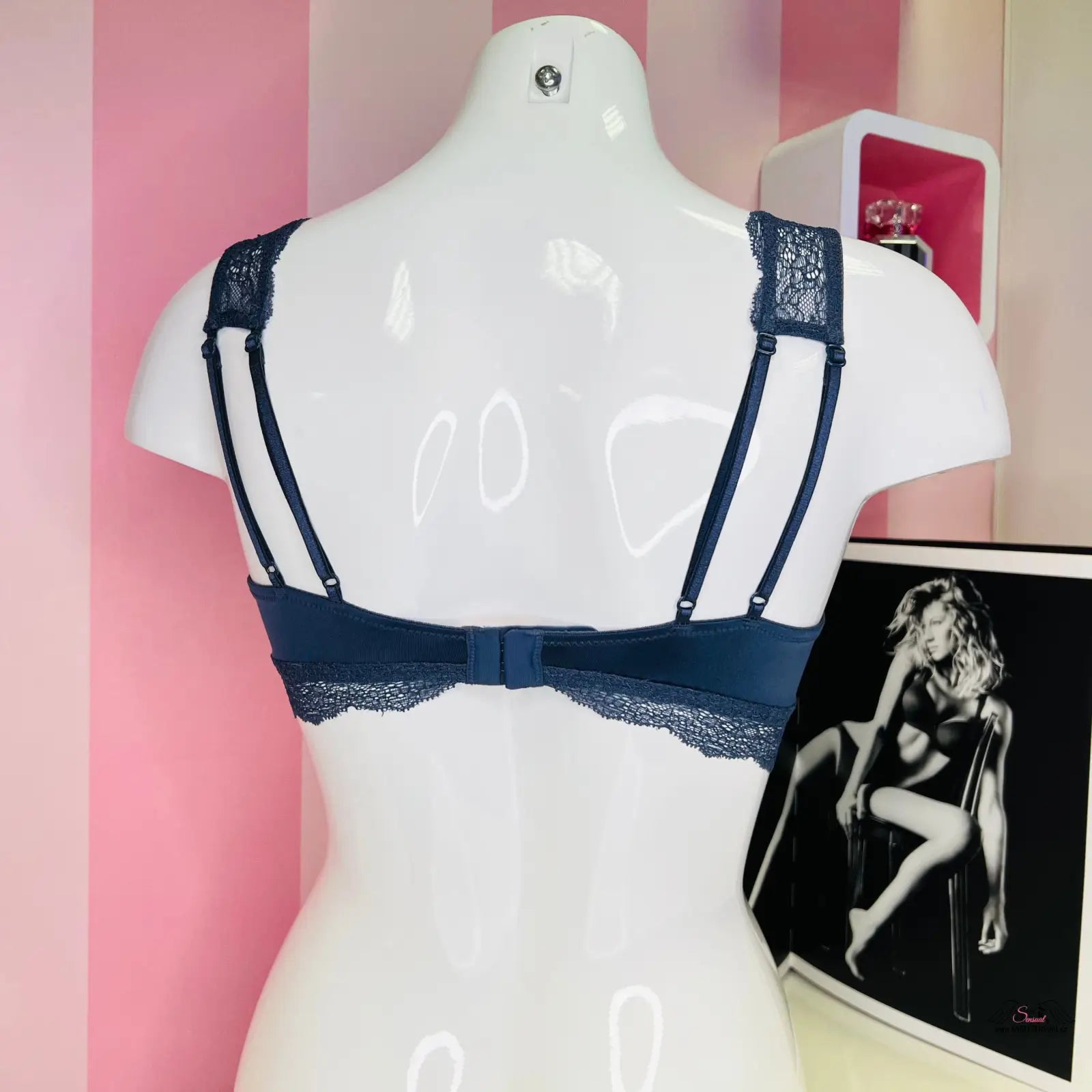 Arafed model s modrým braletem s krajkou a černobílou fotografií, agent provocateur, nastavitelná ramínka, apparel & accessories