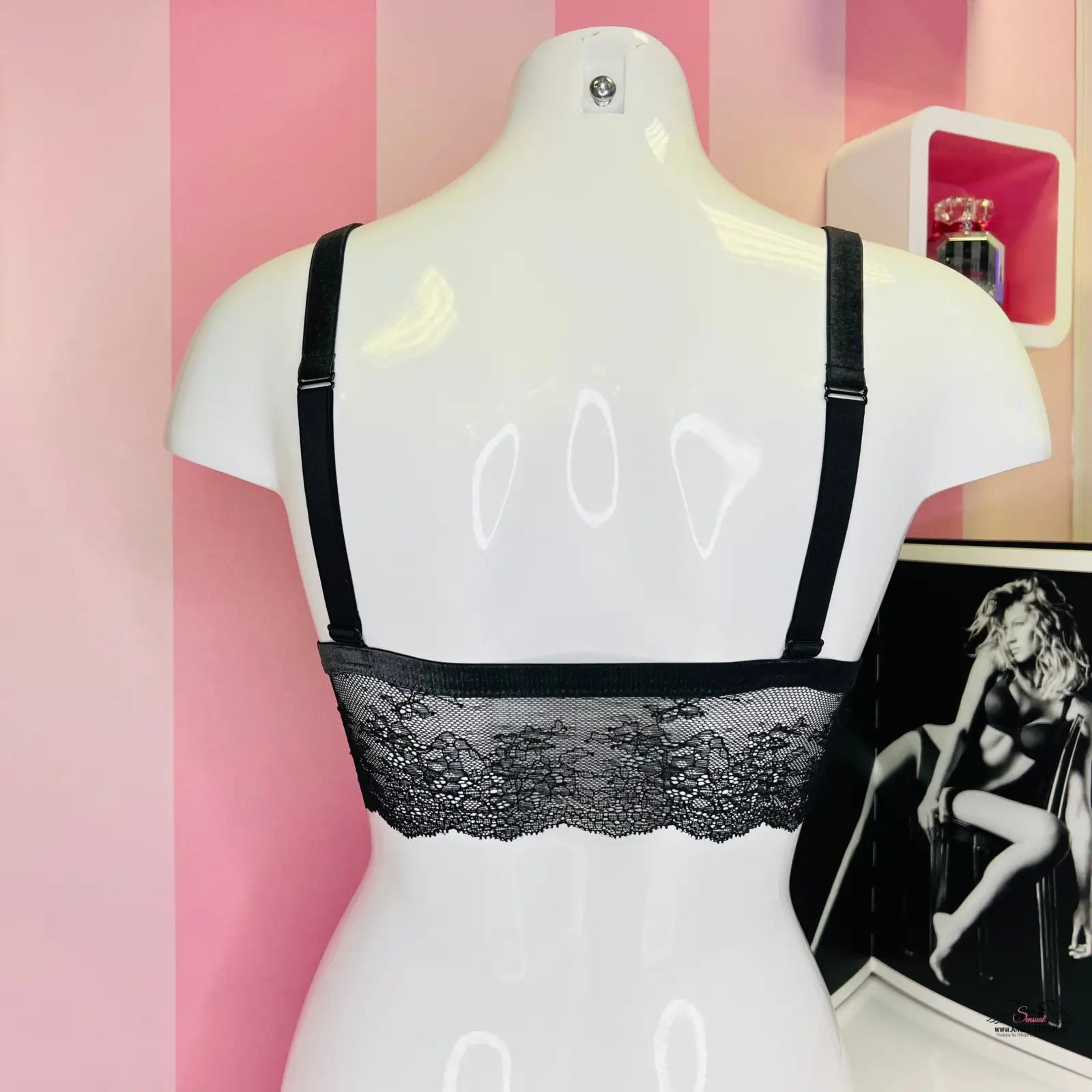 Arafovaný model s černou podprsenkou a luxusní podprsenka Agent Provocateur s semišovým páskem