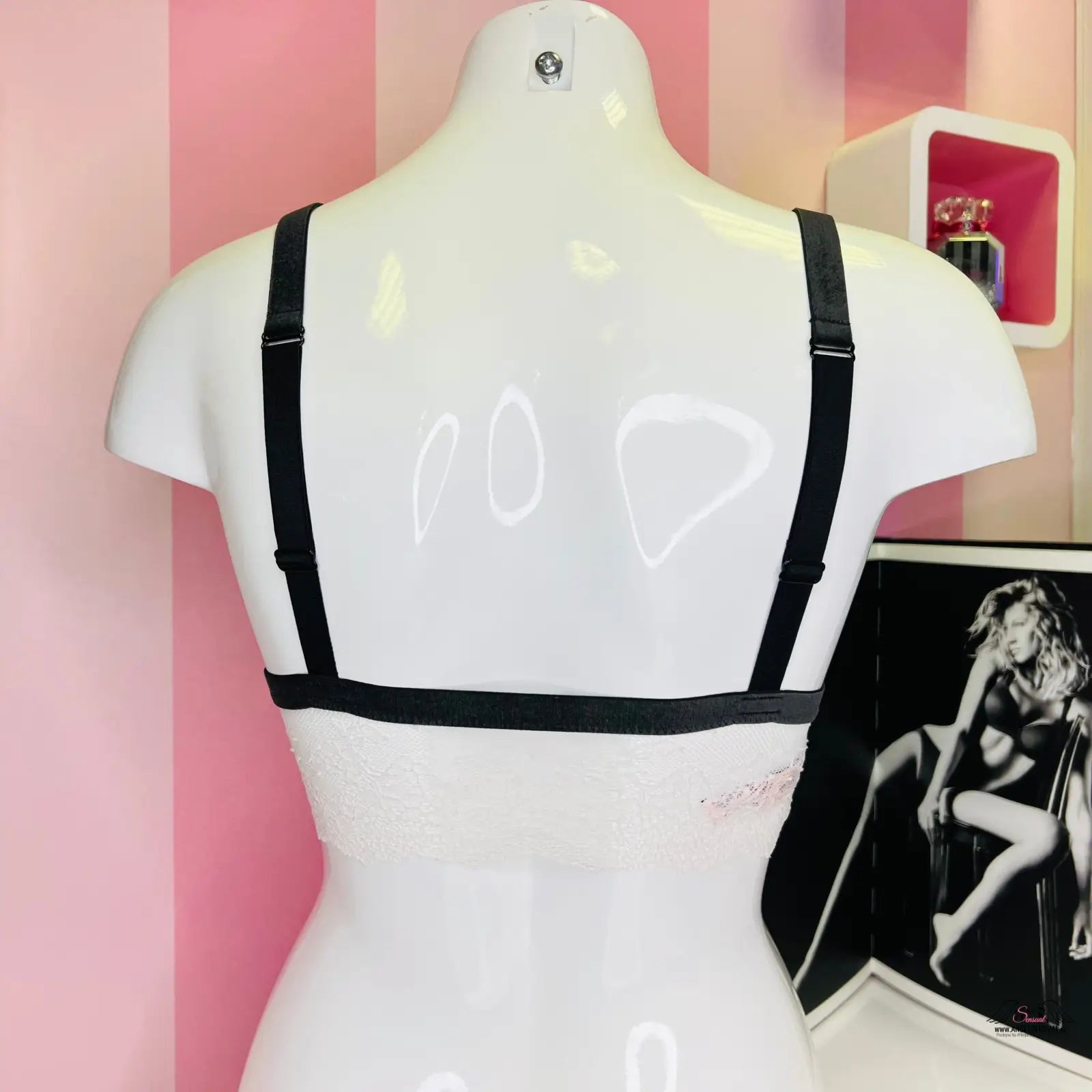 Manekýn s černobílou fotografií ženy na luxusní podprsence Victoria’s Secret s semišovým páskem