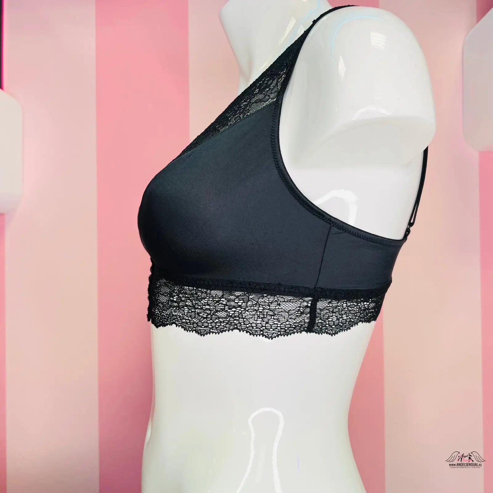 Detailní pohled na černou braletku Victoria’s Secret s krajkou a nastavitelnými ramínky