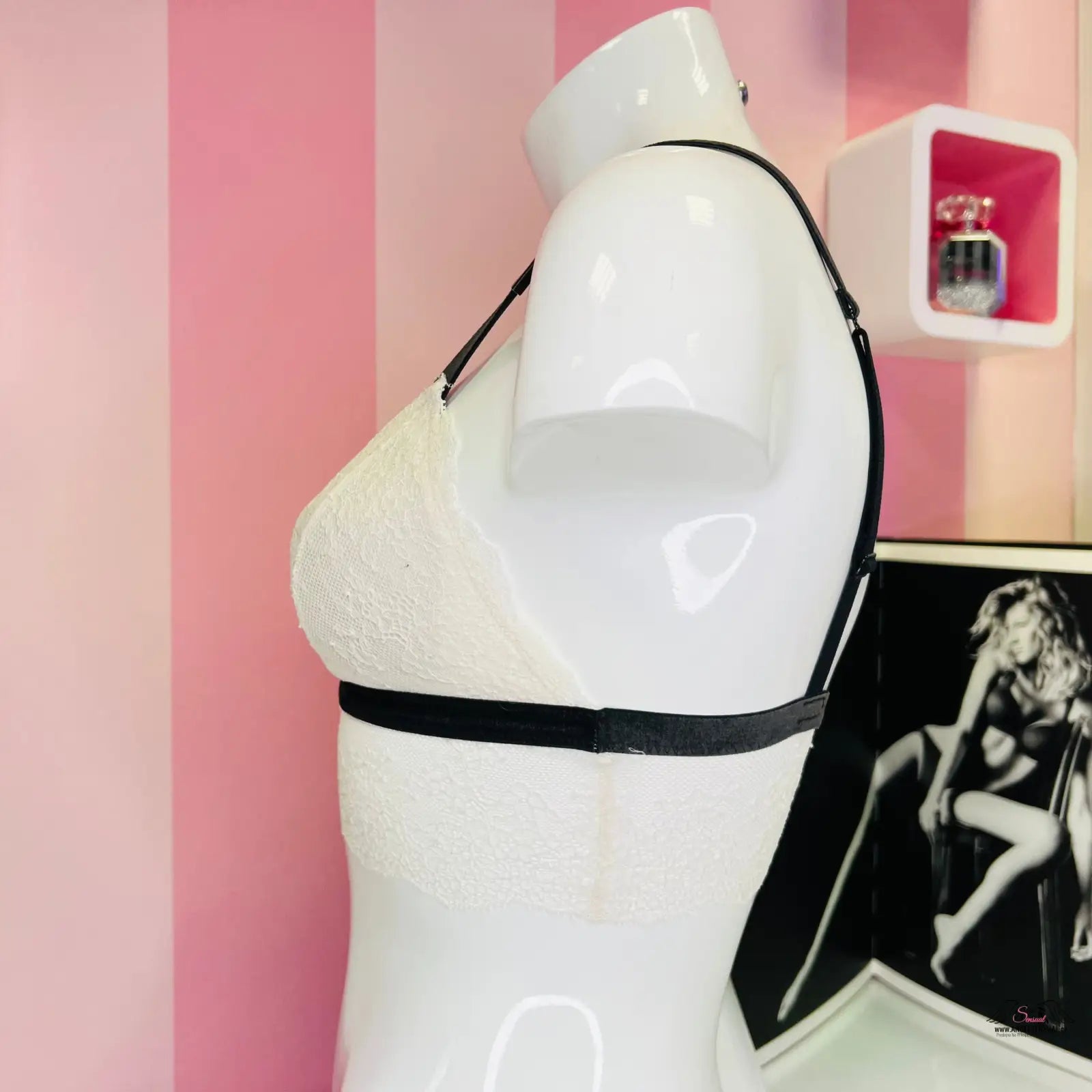 Manekýn s černobílou braletkou Victoria’s Secret s krajkou a semišovým páskem